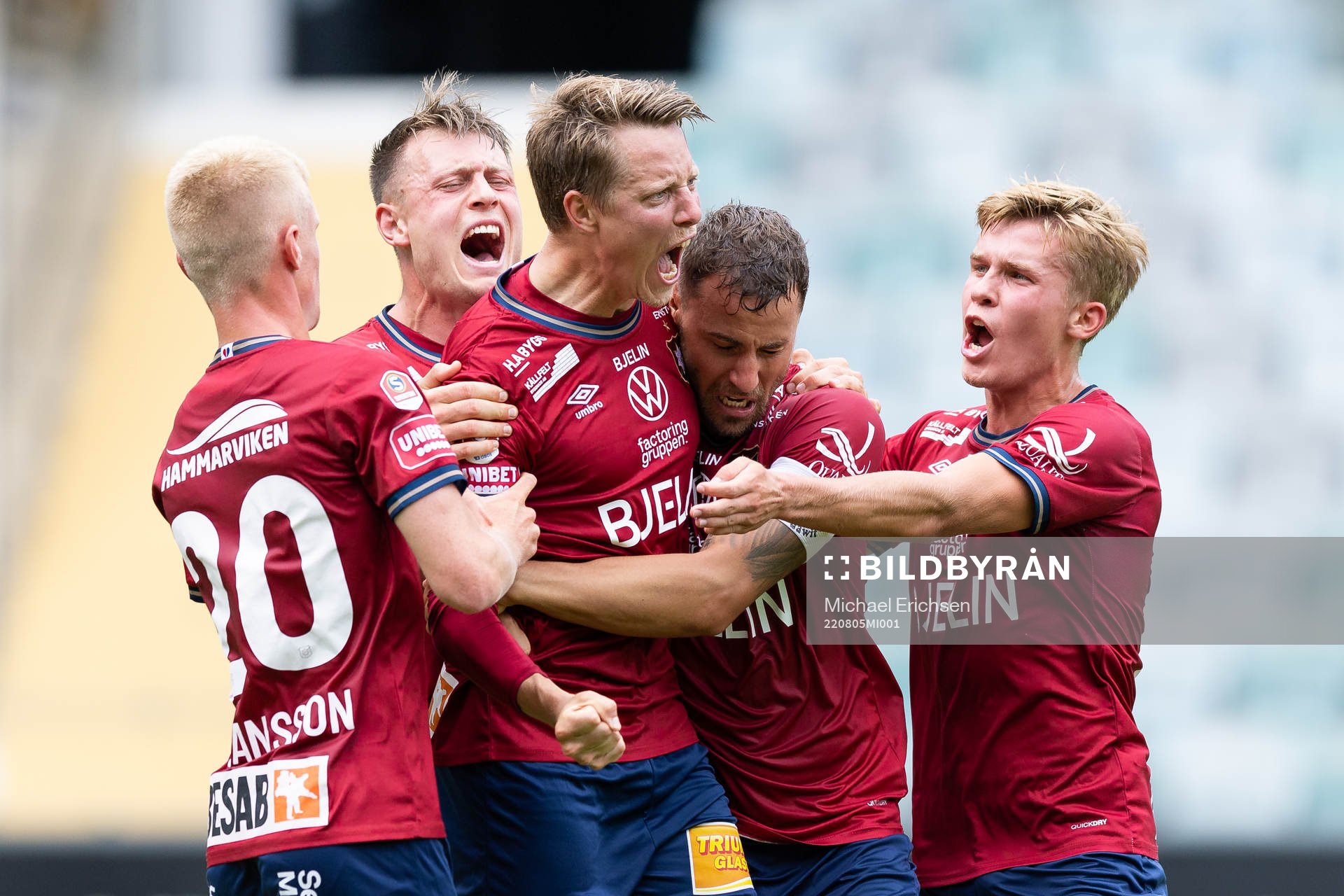 Örgrytes Viktor Lundberg  jublar med lagkamrater