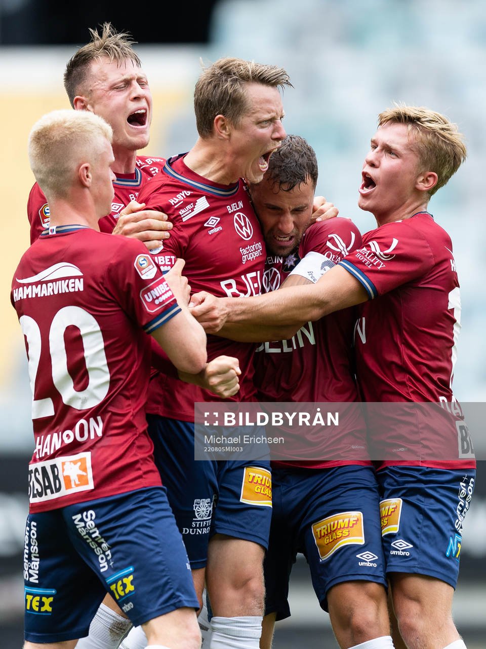 Örgrytes Viktor Lundberg  jublar med lagkamrater