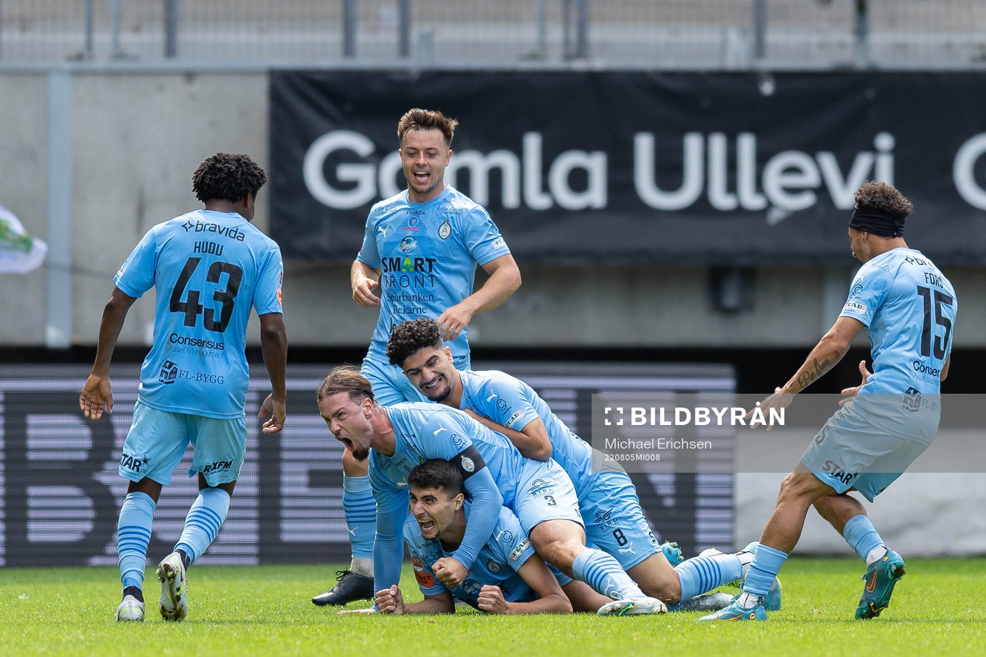 AFC Eskilstunas Amar Muhsin jublar med lagkamrater