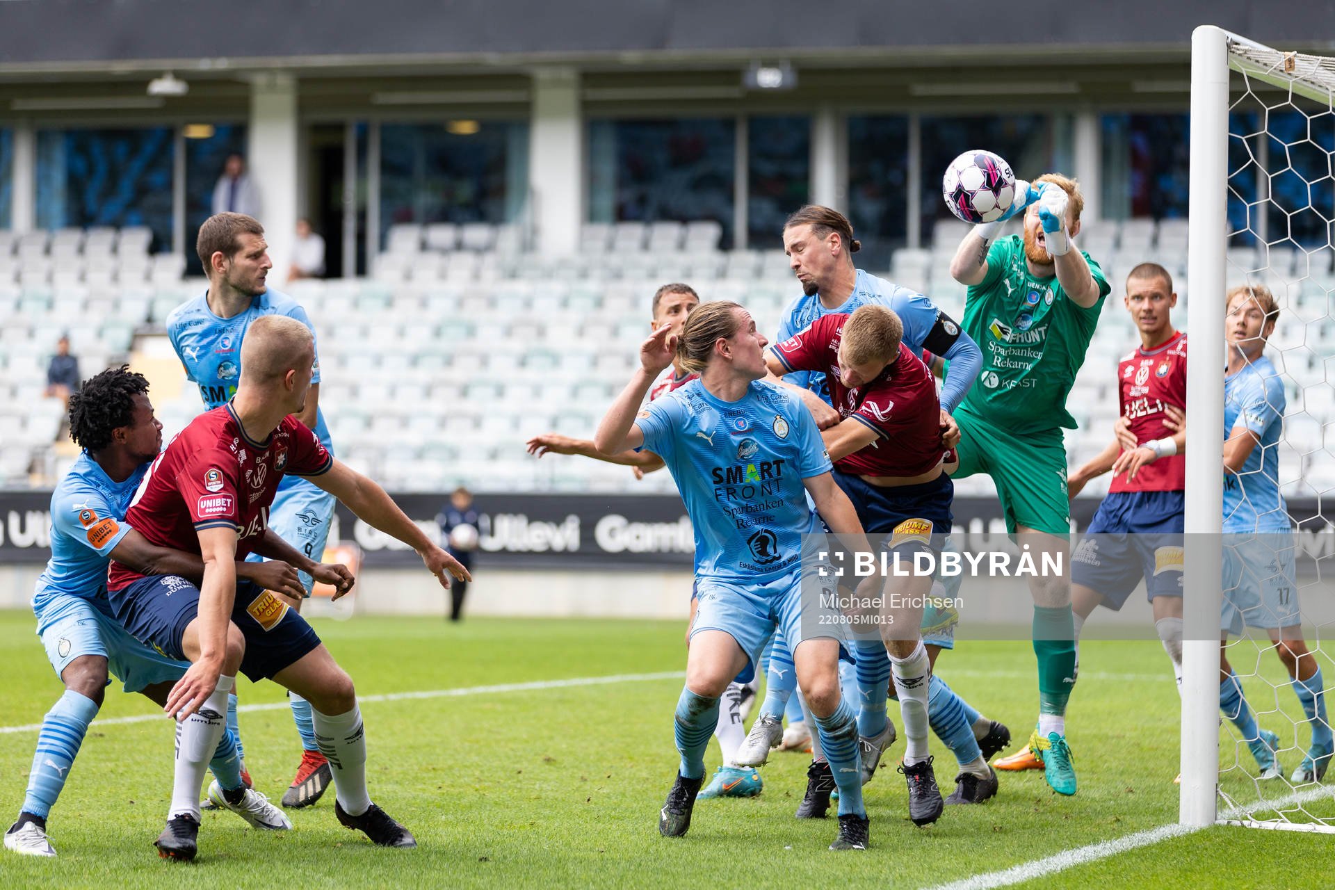 AFC Eskilstunas målvakt Nick Wolters boxar undan bollen på en Örgryte hörna under fotbollsmatchen i Superettan mellan Örgryte och AFC Eskilstuna den 5 augusti 2022 i Göteborg.