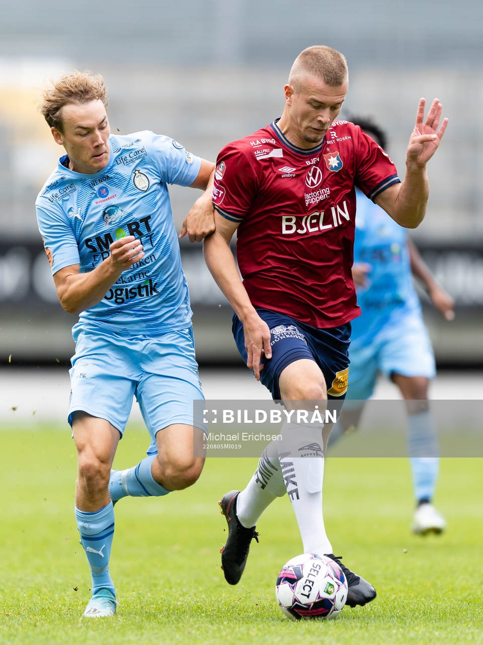 AFC Eskilstunas Anton Ekeroth och Örgrytes Alexander Ahl Holmström under fotbollsmatchen i Superettan mellan Örgryte och AFC Eskilstuna den 5 augusti 2022 i Göteborg.