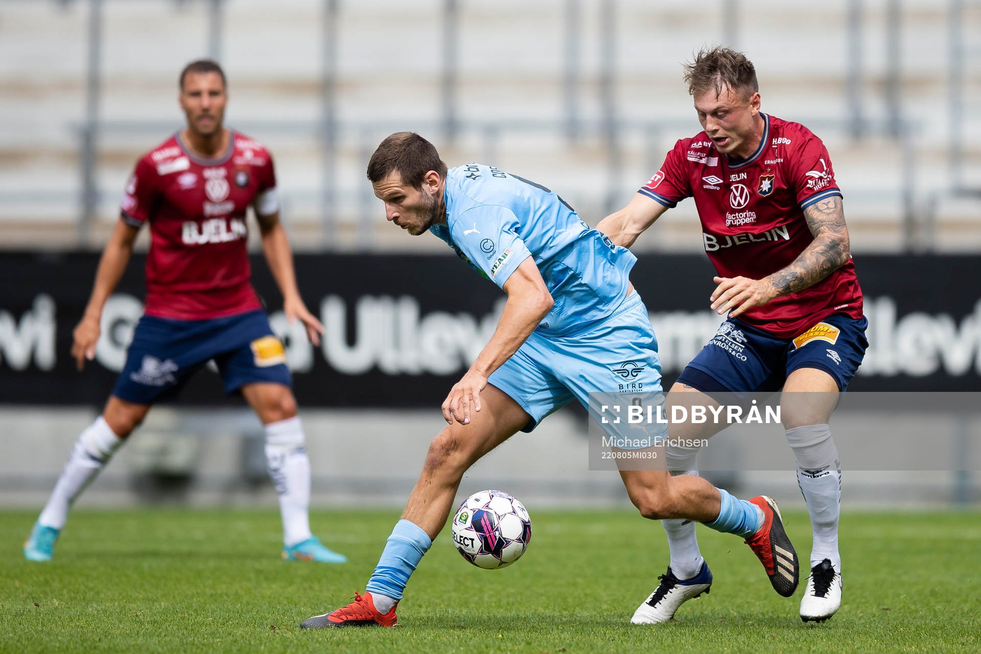 AFC Eskilstunas Ashley Coffey och Örgrytes Marcus Haglind