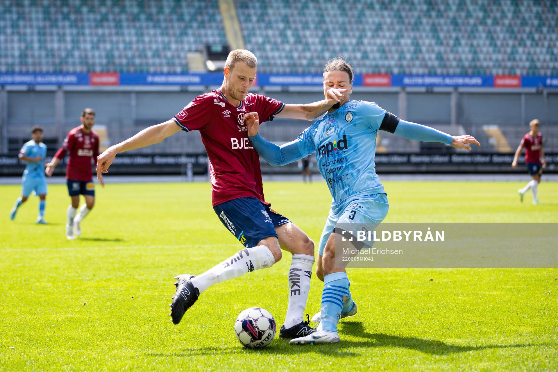 Örgrytes Elias Gustafson och AFC Eskilstunas Abdelkarim