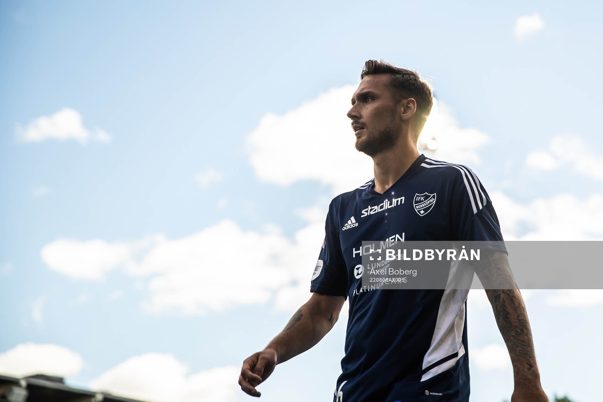 IFK Norrköpings Viktor Agardius värmer upp