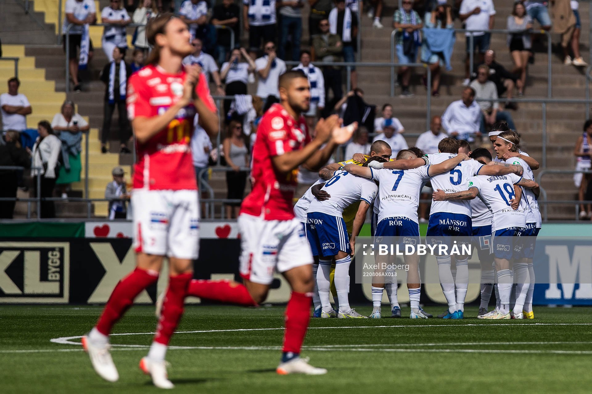IFK Norrköpings spelare samlas inför fotbollsmatchen i Allsvenskan mellan IFK Norrköping och Degerfors den 6 augusti 2022 i Norrköping.