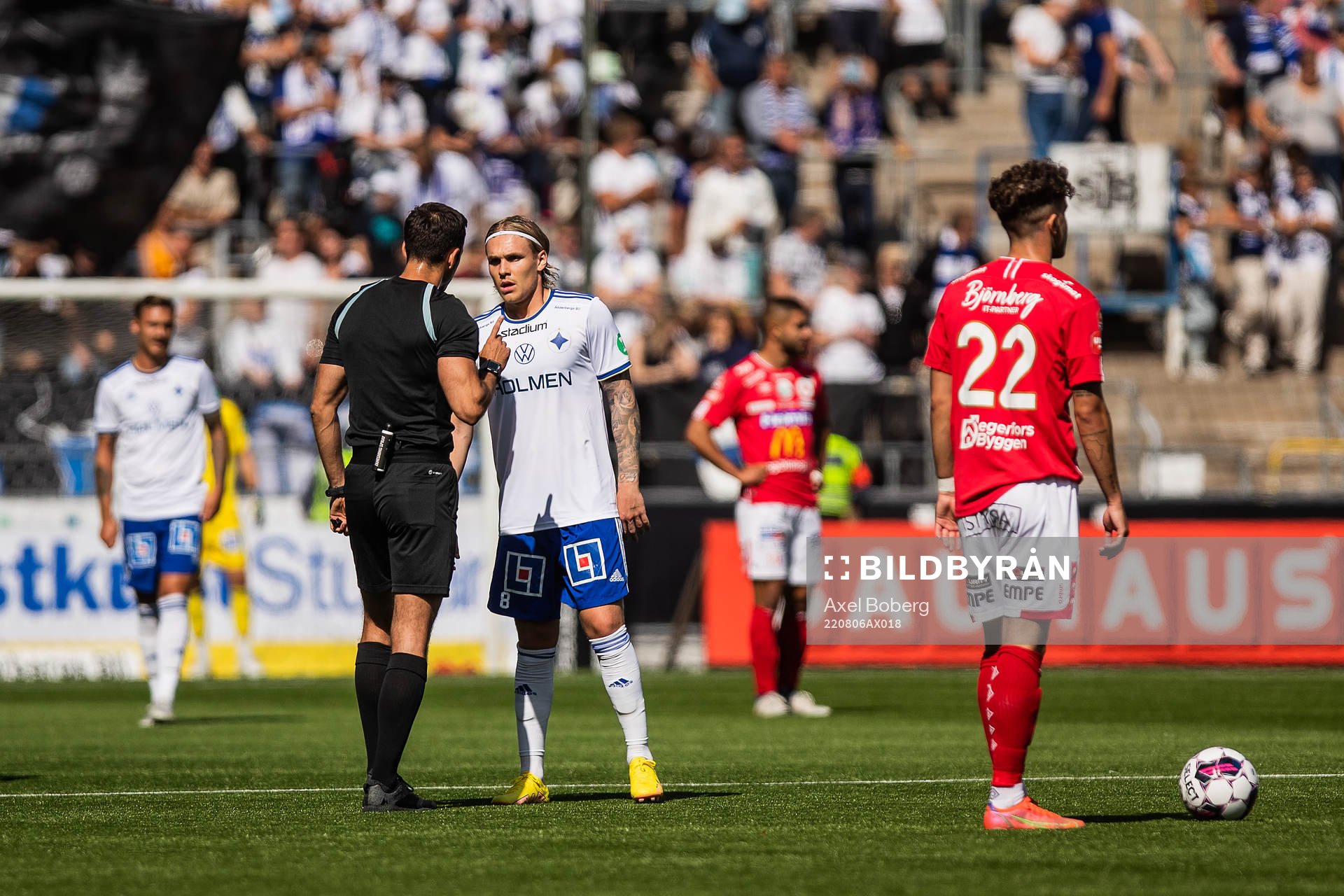 IFK Norrköpings Arnor Sigurdsson och domare Granit