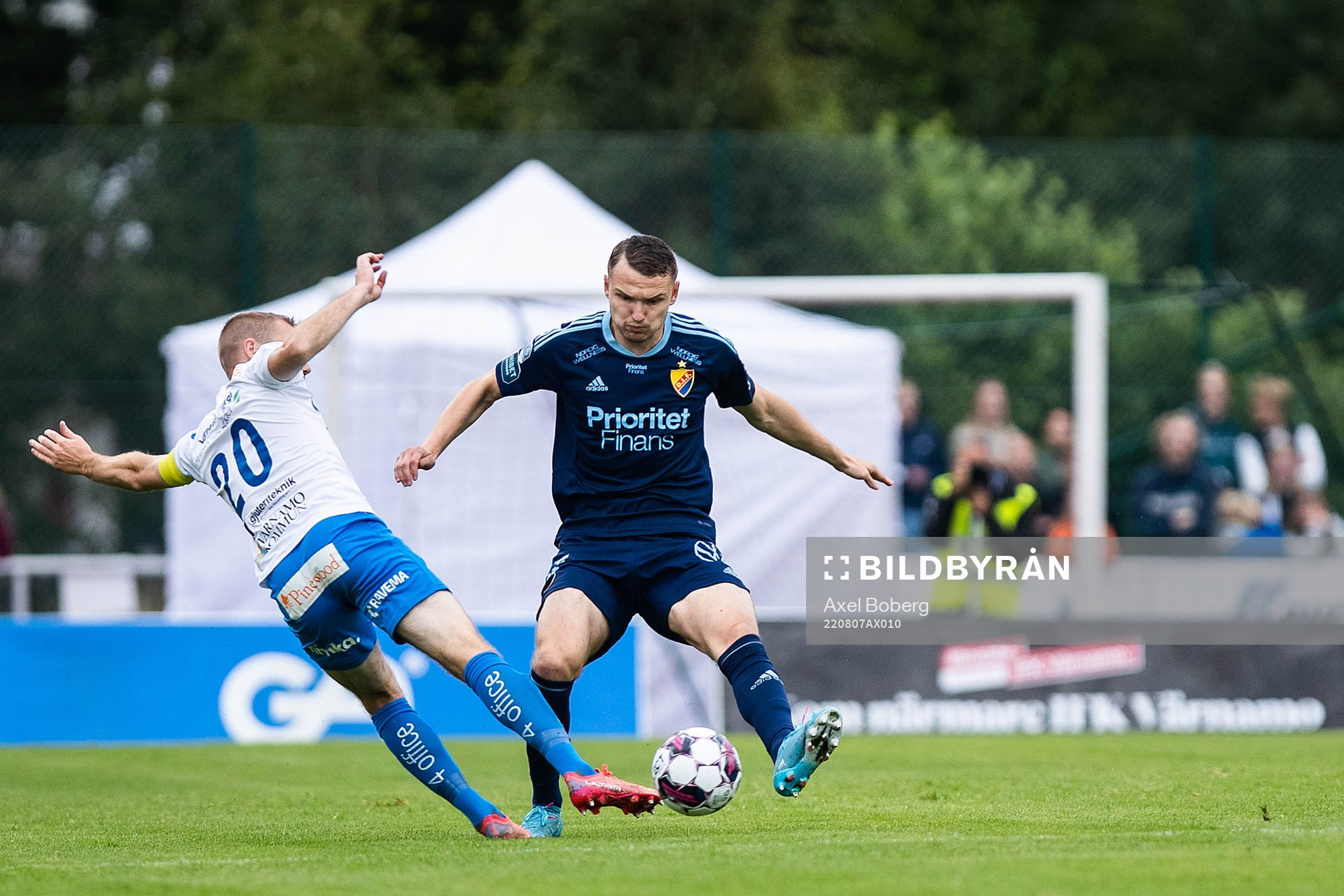 Värnamos Freddy Winsth och Djurgårdens Piotr Johansson