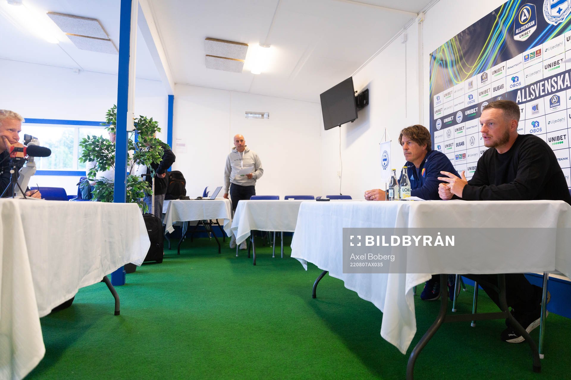 Djurgårdens tränare Thomas Lagerlöf och Värnamos tränare Kim Hellberg under presskonferensen efter fotbollsmatchen i Allsvenskan mellan Värnamo och Djurgården den 7 augusti 2022 i Värnamo.