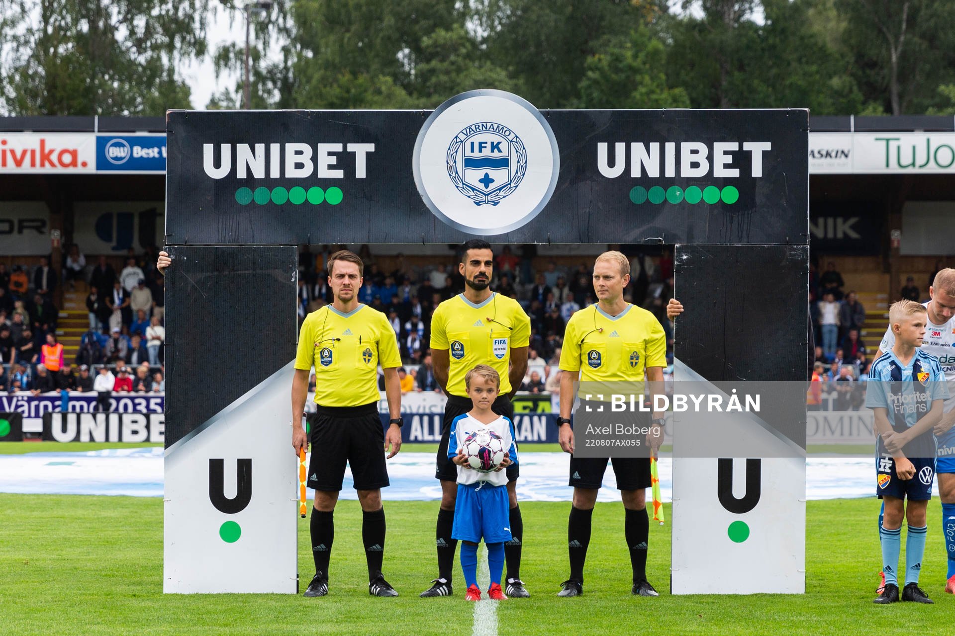 Domare Mohammed Al-Hakim, assisterande domare Marcus Lundgren Klitte och assisterande domare Christian Tennstedt inför fotbollsmatchen i Allsvenskan mellan Värnamo och Djurgården den 7 augusti 2022 i Värnamo.