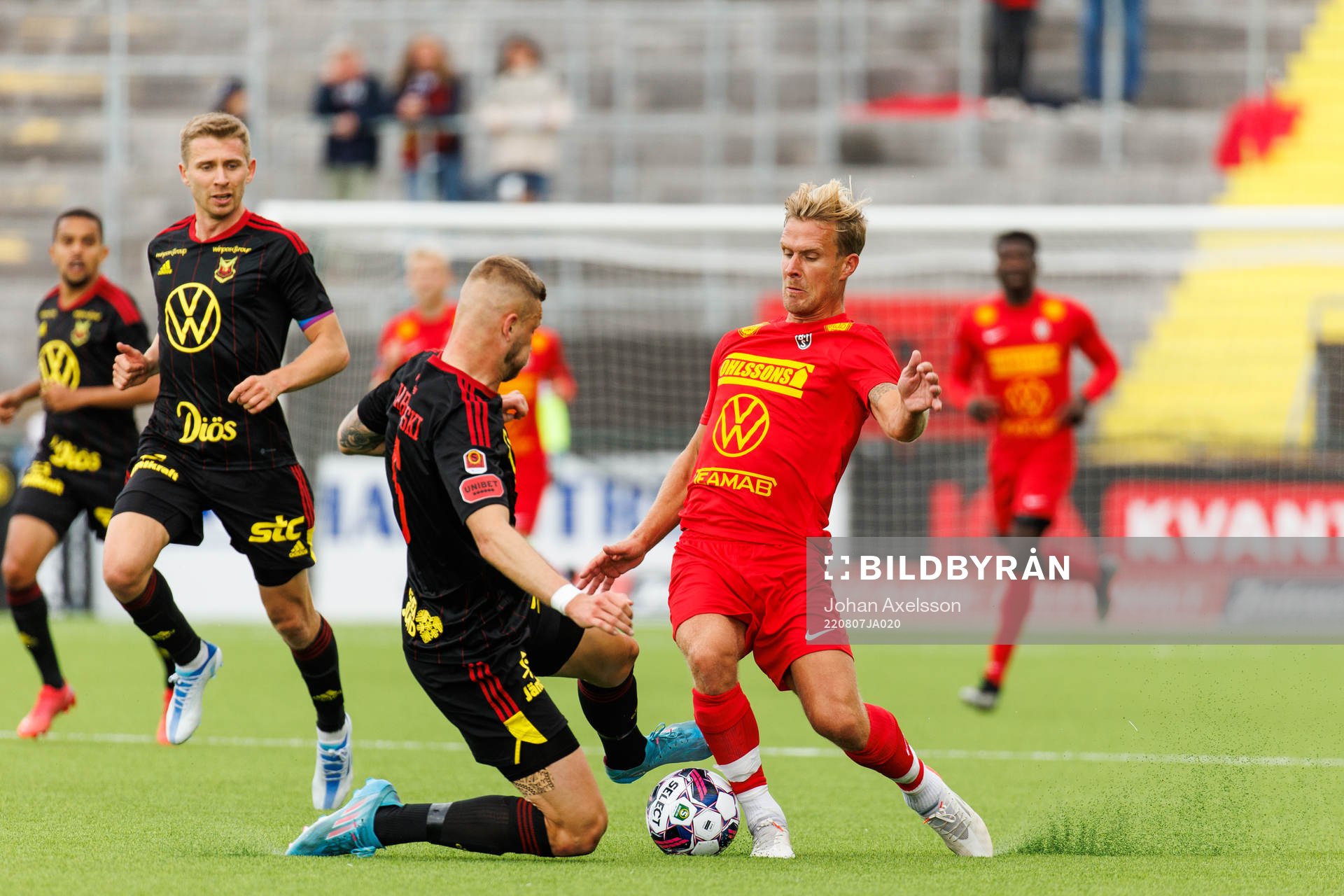 Östersunds Kevin Jablinski i kamp med Landskronas Linus R Olsson under fotbollsmatchen i Superettan mellan Östersund och Landskrona den 7 augusti 2022 i Östersund.