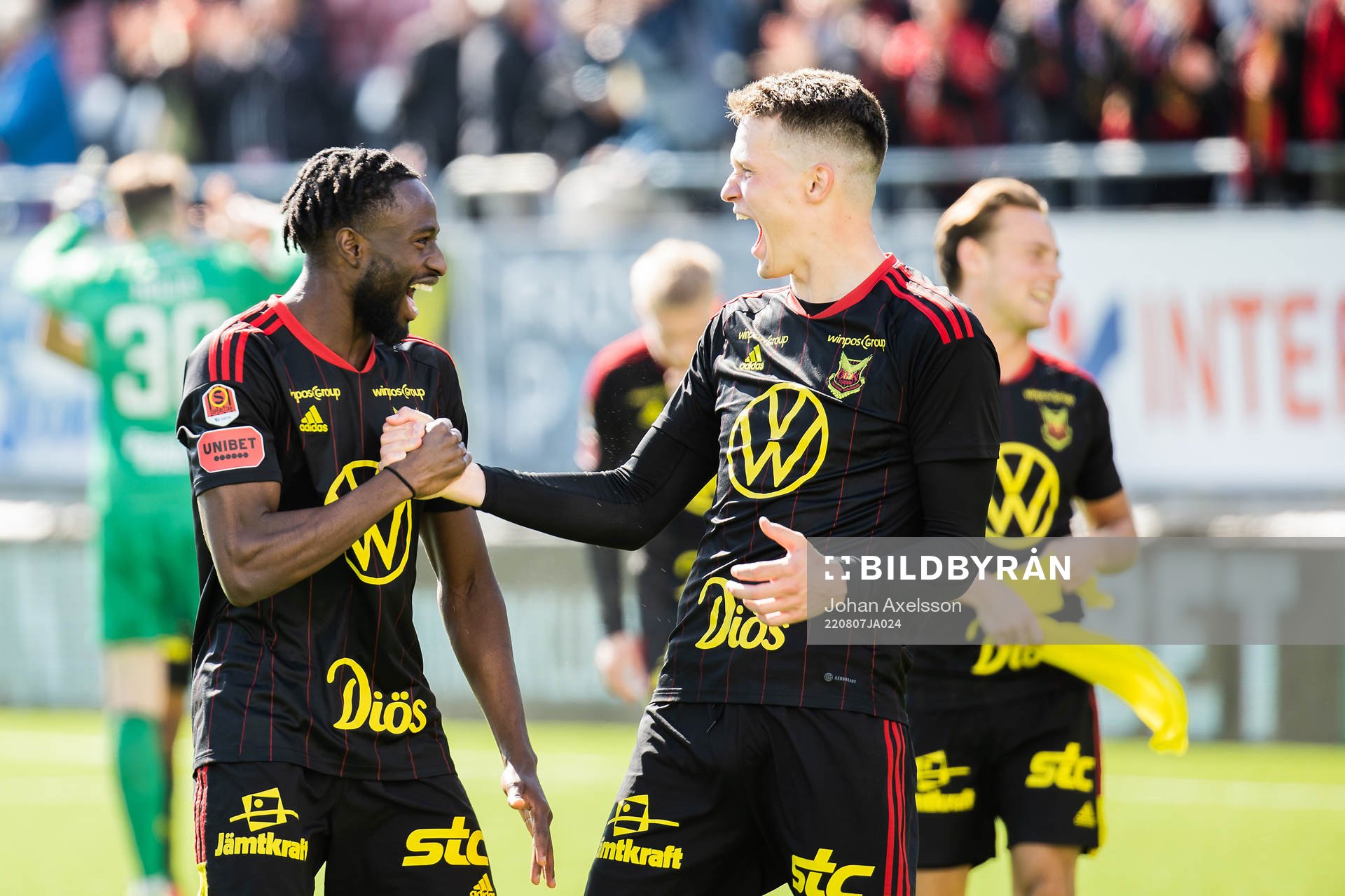 Östersunds Mansour Sinyan och Myroslav Mazur jublar