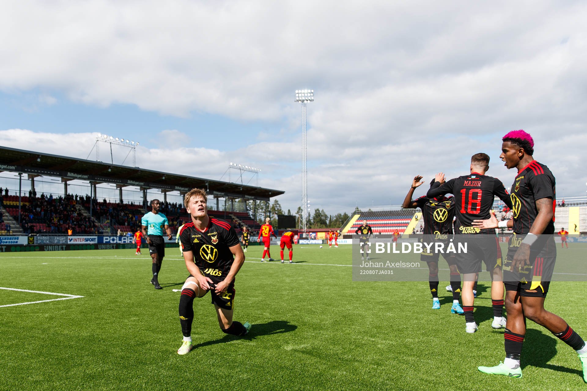 Östersunds Sebastian Karlsson Grach  jublar
