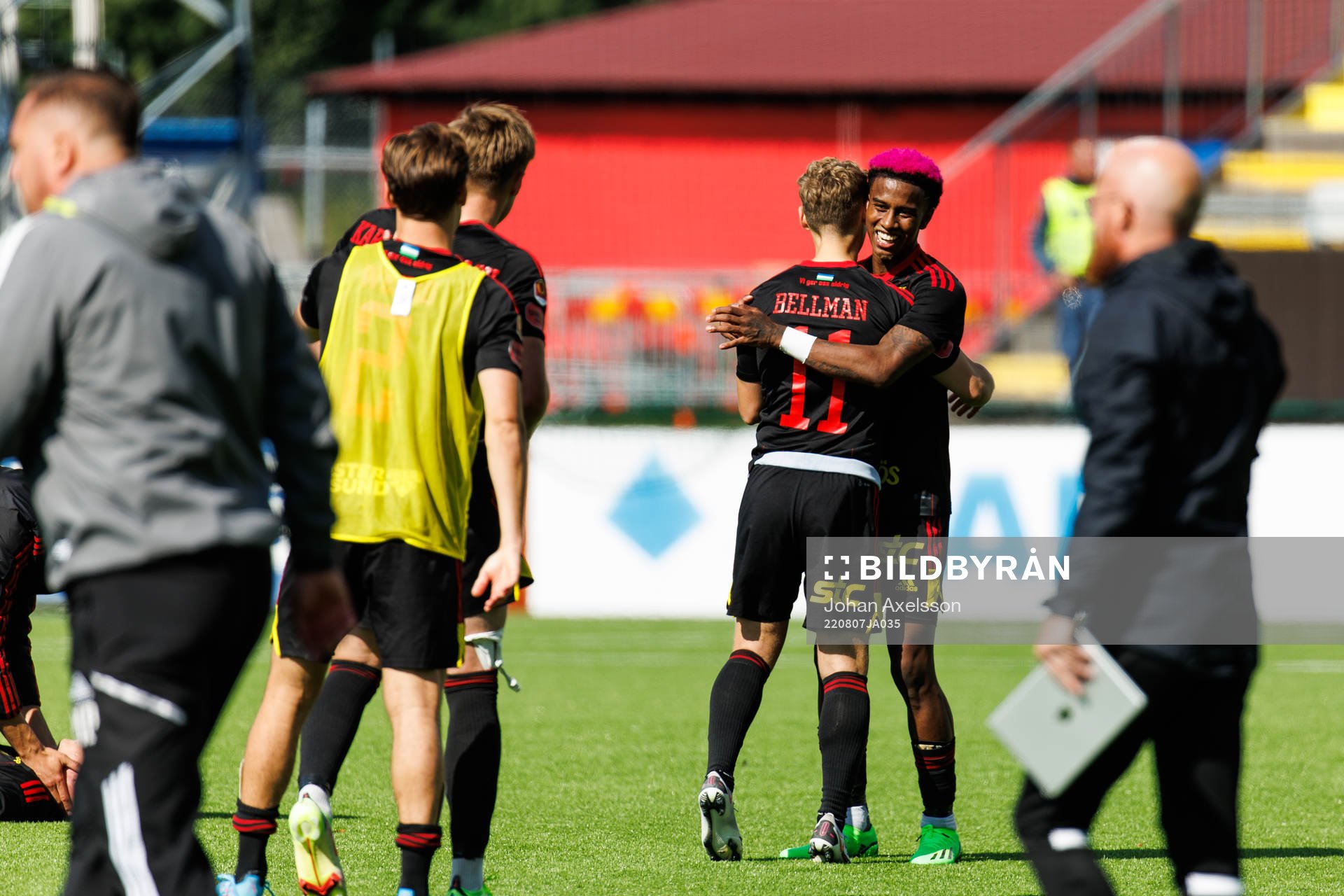 Östersunds Henrik Bellman jublar med Östersunds Chovanie