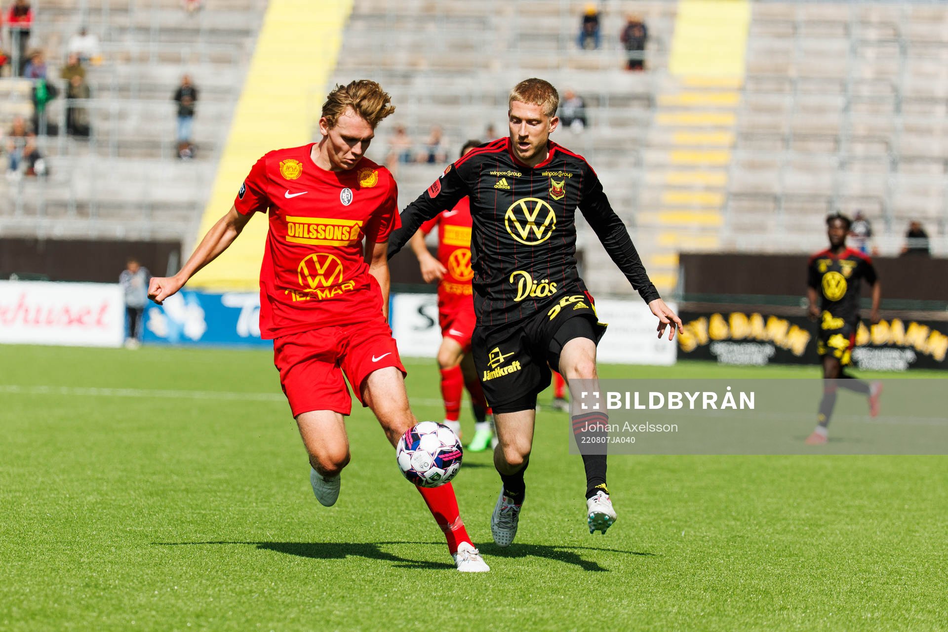 Landskronas Melker Jonsson i kamp med Östersunds Simon Kroon under fotbollsmatchen i Superettan mellan Östersund och Landskrona den 7 augusti 2022 i Östersund.