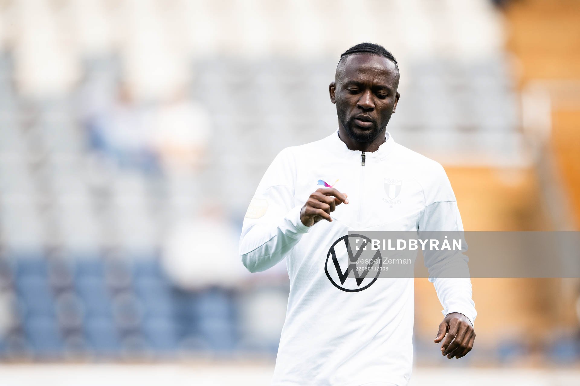 Malmö FFs Mohamed Buya Turay värmer upp