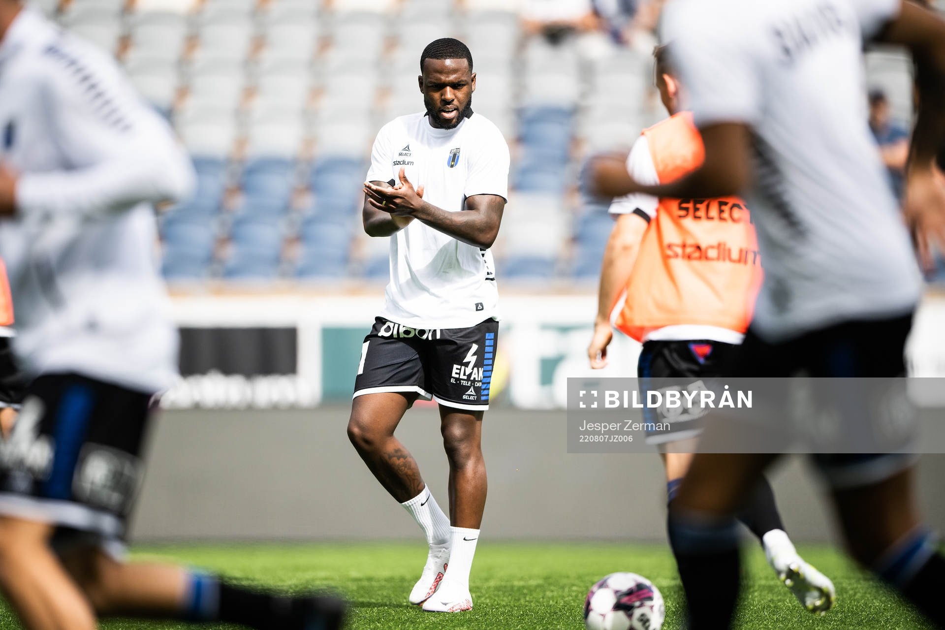 Sirius Christian Kouakou värmer upp inför fotbollsmatchen i Allsvenskan mellan Sirius och Malmö FF den 7 augusti 2022 i Uppsala. 
