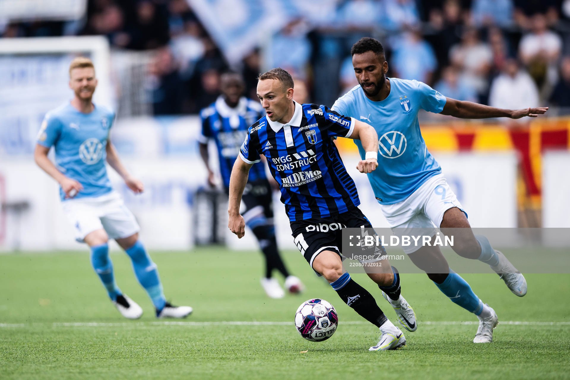 Sirius Aron Bjarnason och Malmö FFs Isaac Kiese Thelin