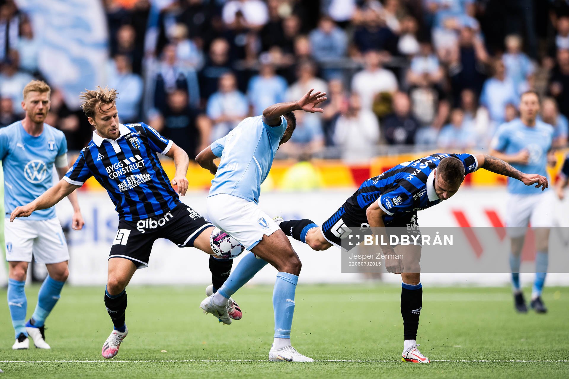 Sirius Daniel Stensson och Filip Rogic mot Malmö FFs Isaac