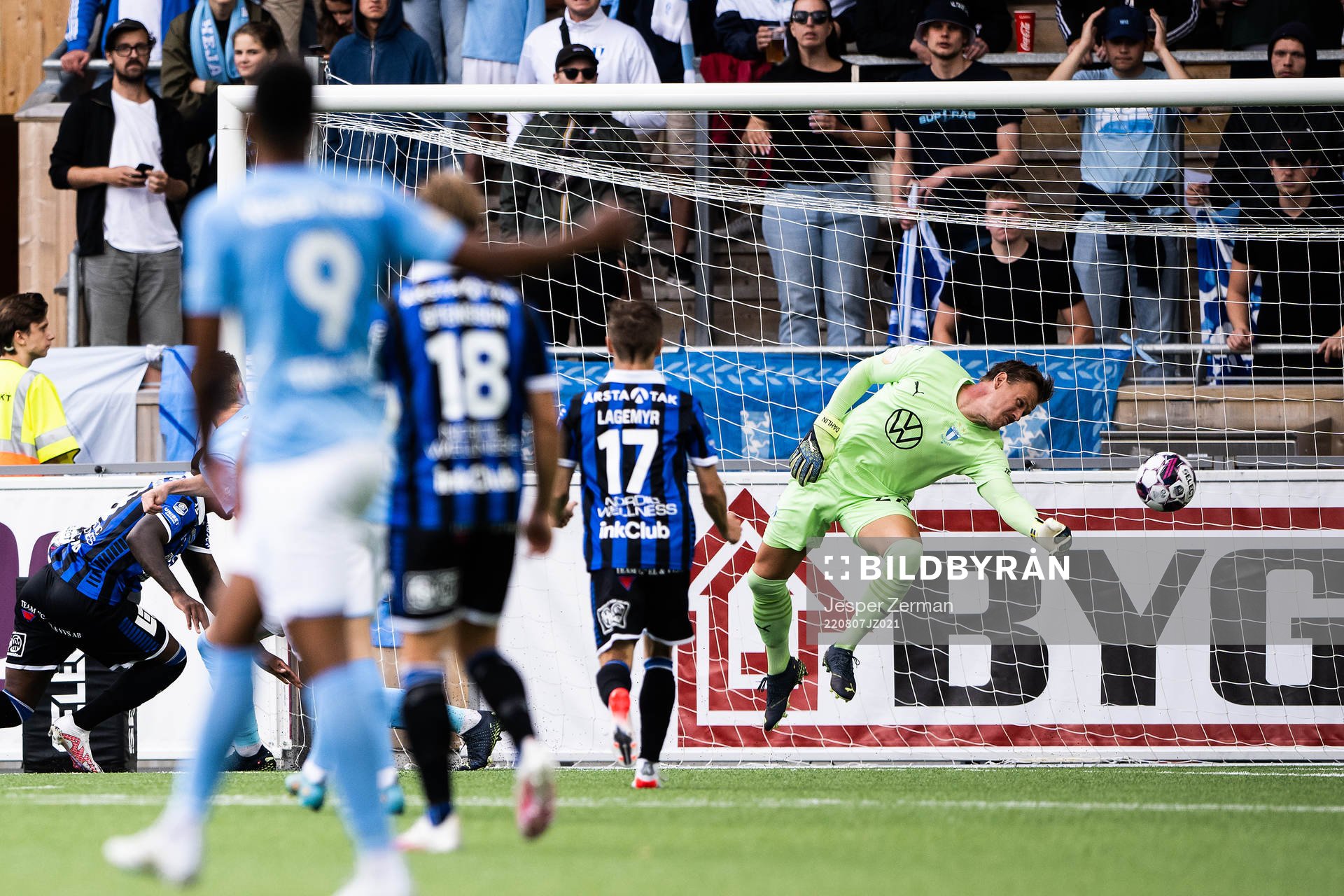 Malmö FFs målvakt Johan Dahlin med en räddning