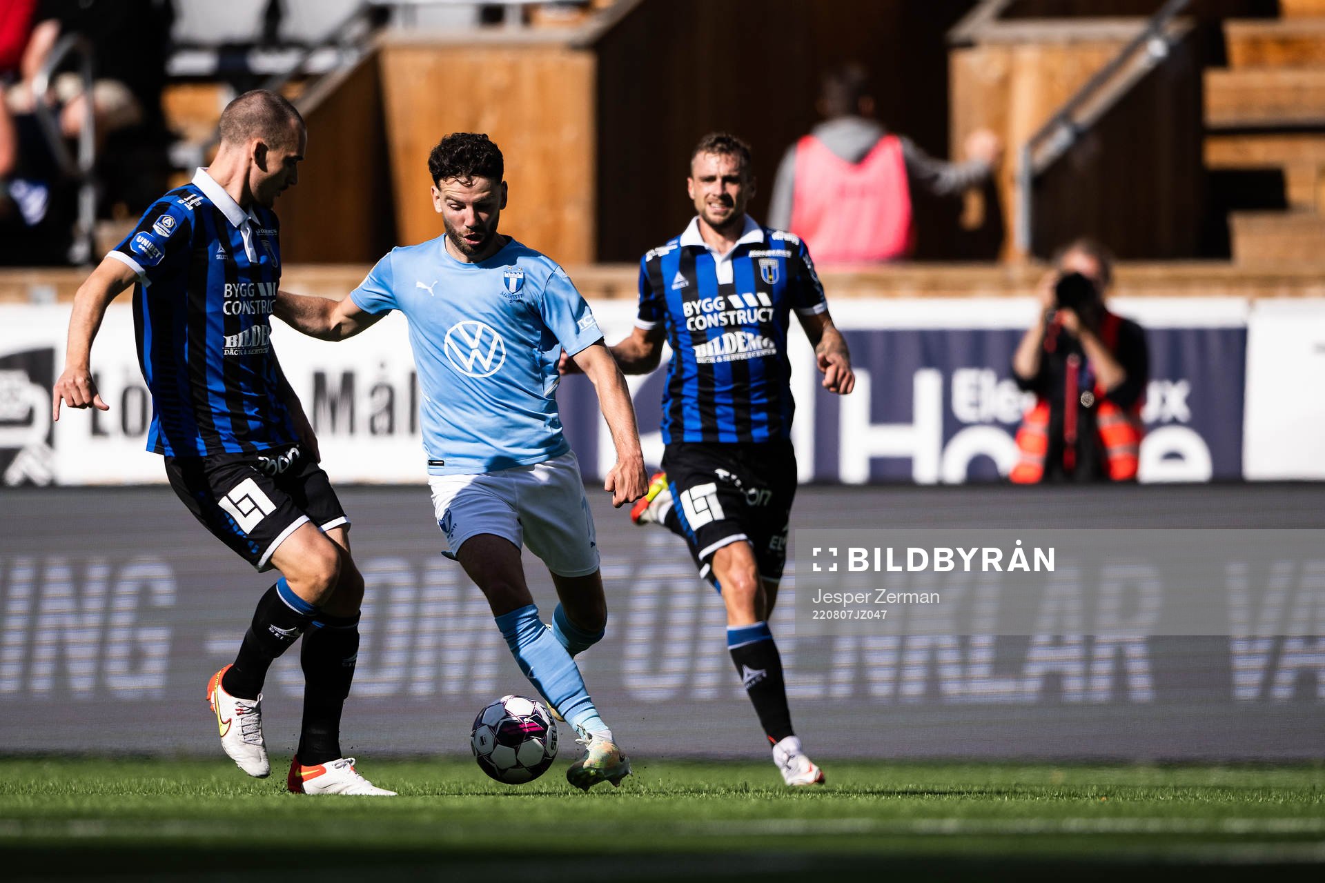 Sirius Adam Hellborg och Filip Rogic mot Malmö FFs Erdal