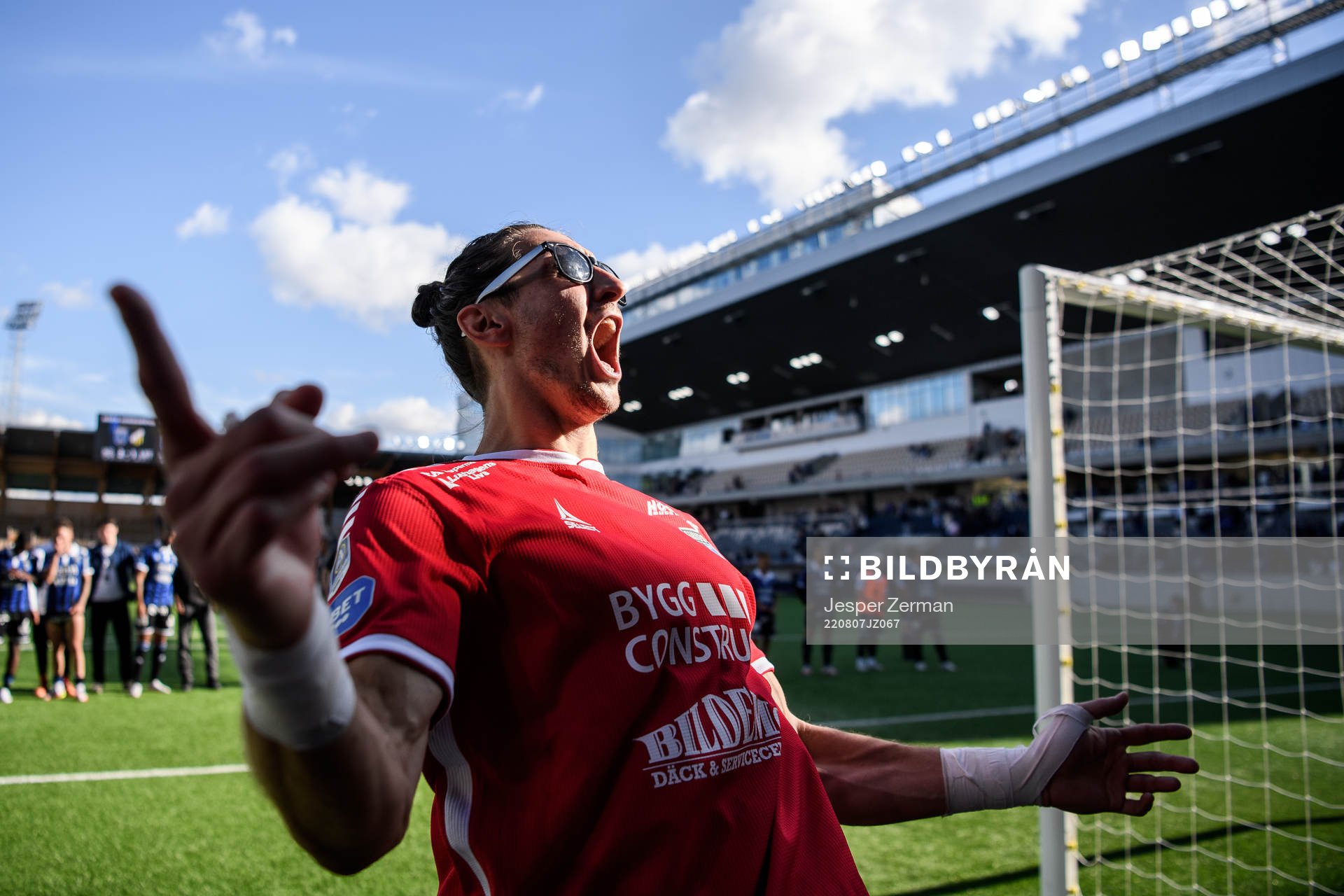 Sirius målvakt David Mitov Nilsson jublar efter fotbollsmatchen i Allsvenskan mellan Sirius och Malmö FF den 7 augusti 2022 i Uppsala. 