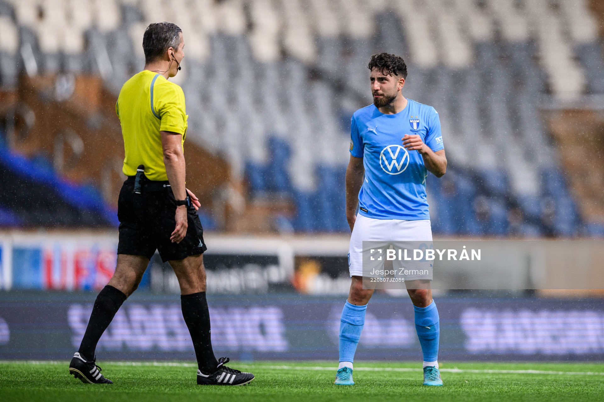 domare Bojan Pandzic och Malmö FFs Moustafa Zeidan