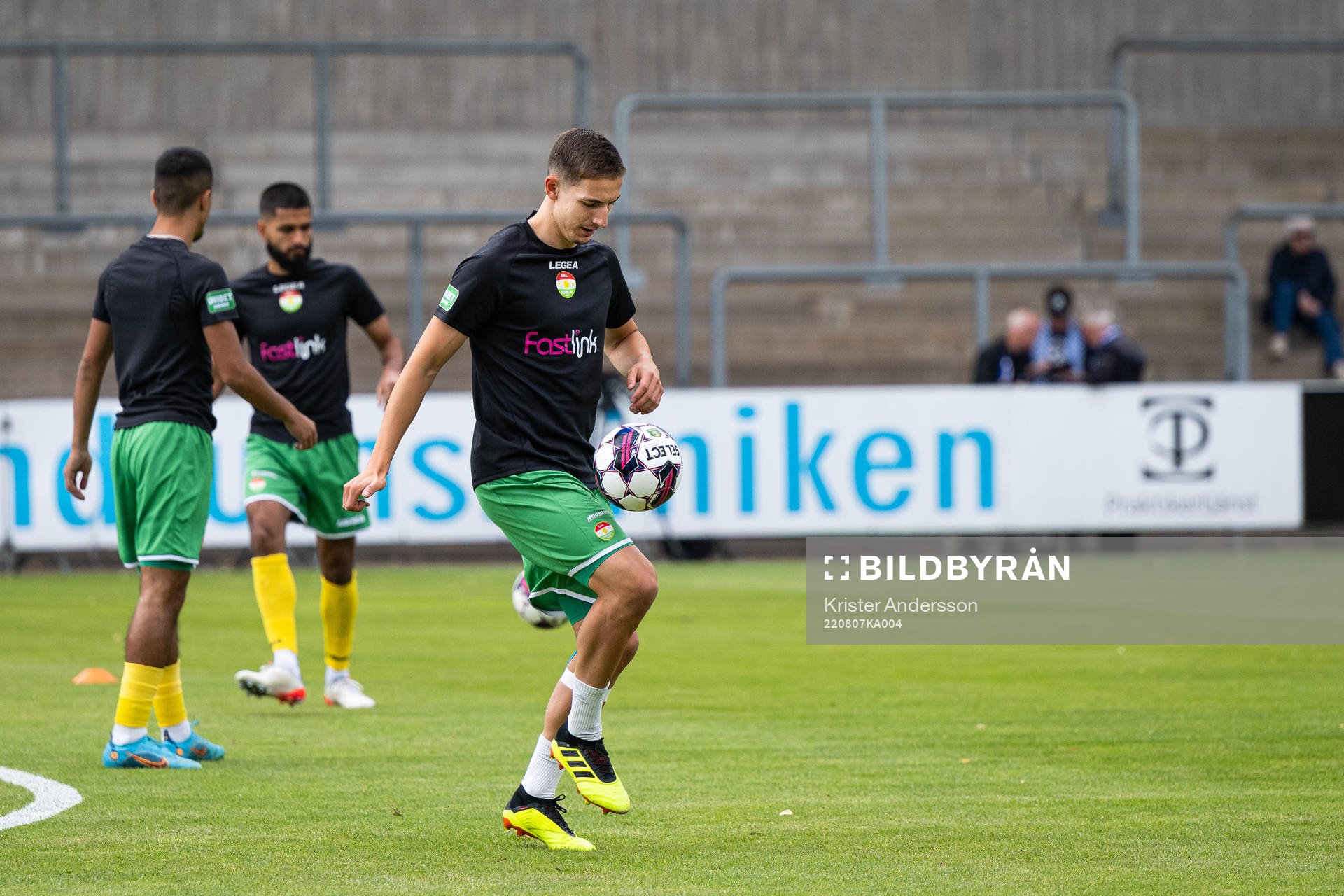 Dalkurds spelare värmer upp före fotbollsmatchen i