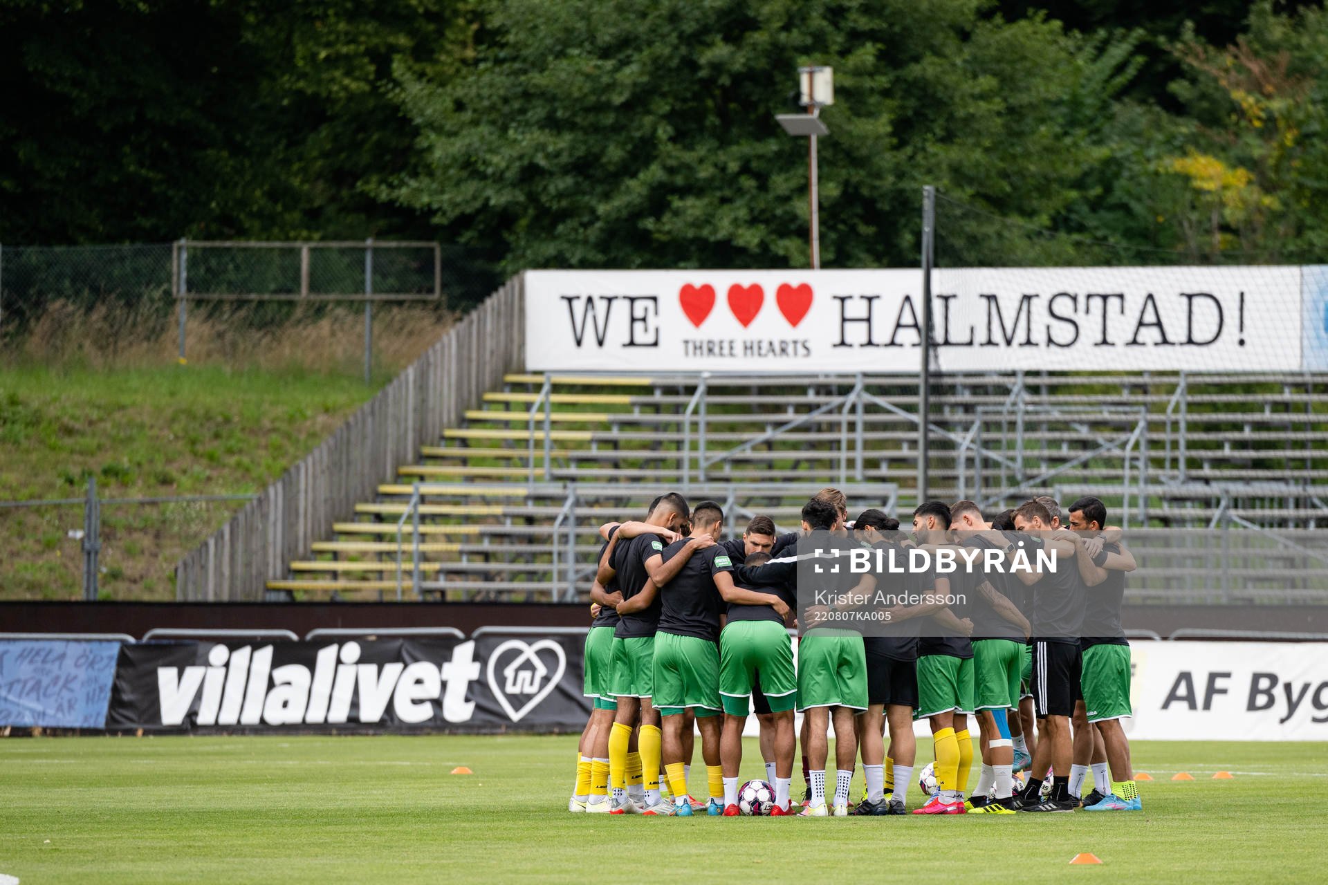 Dalkurds spelare före fotbollsmatchen i Superettan mellan