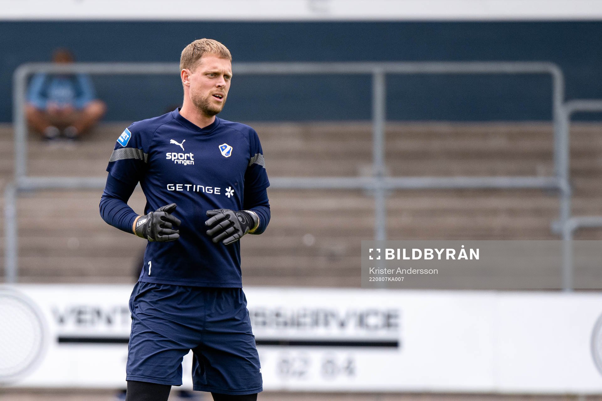 Halmstads målvakt Malkolm Nilsson Säfqvist före