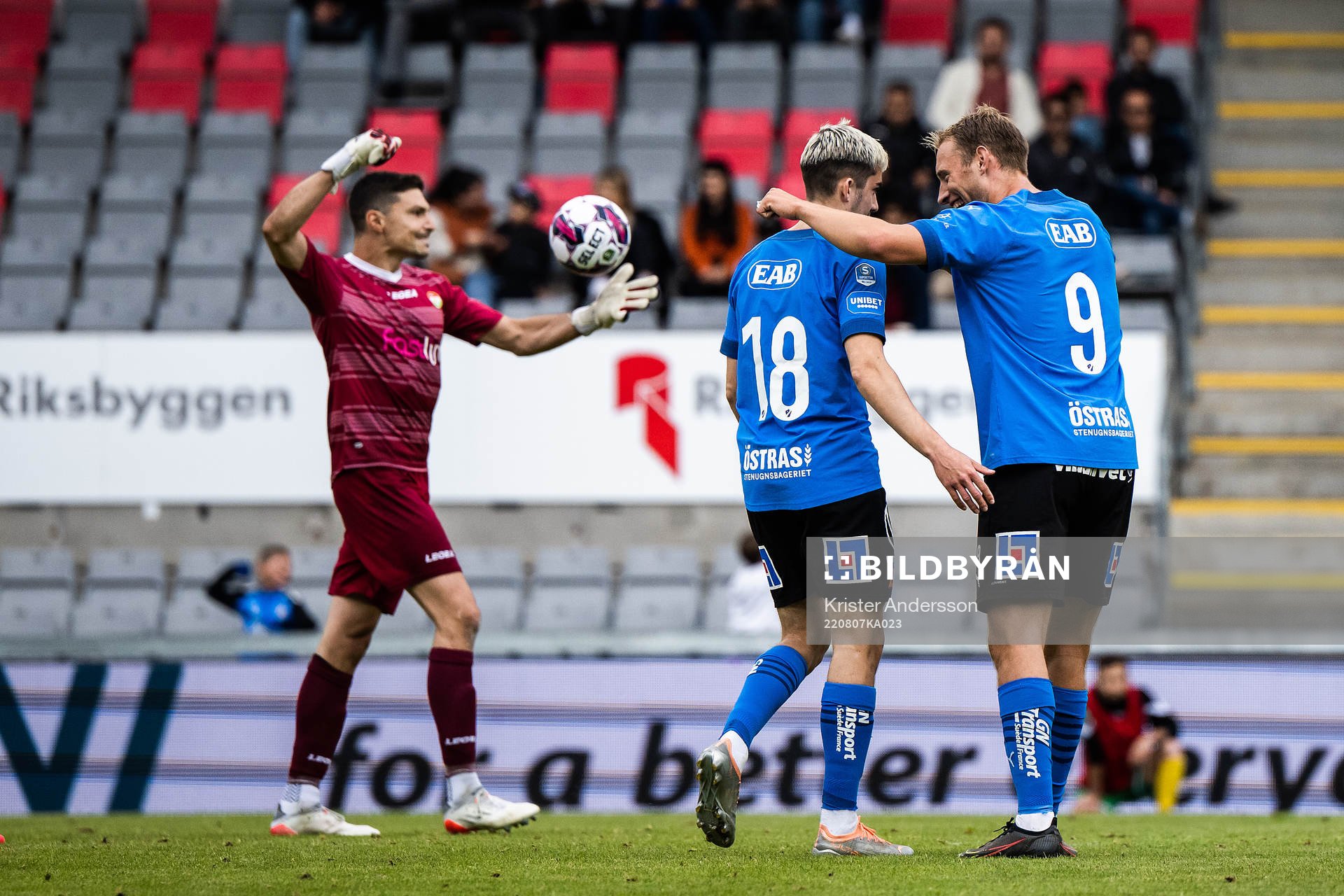 Halmstads Emil Tot Wikström och Villiam Dahlström jublar