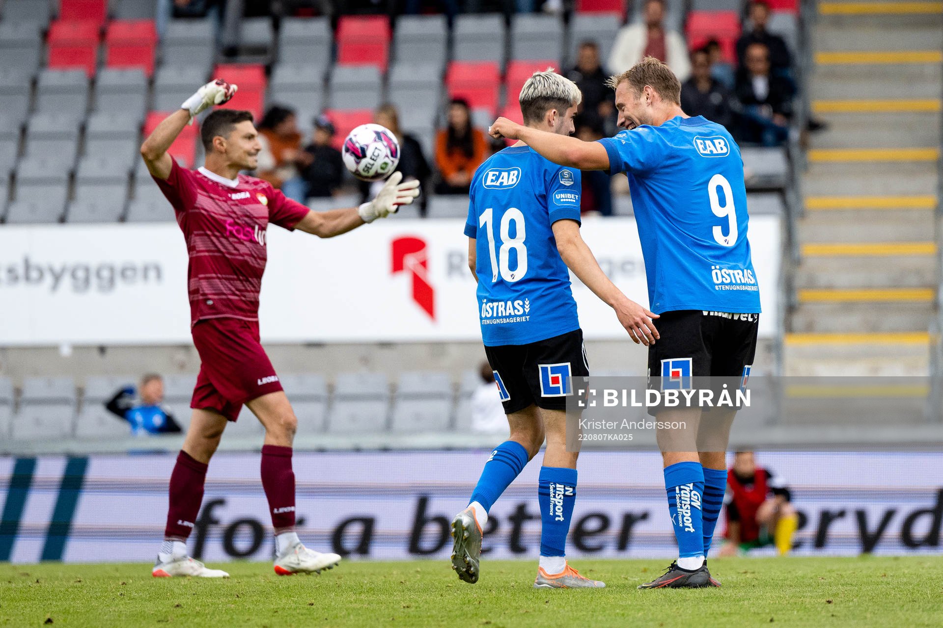 Halmstads Emil Tot Wikström jublar med Villiam Dahlström