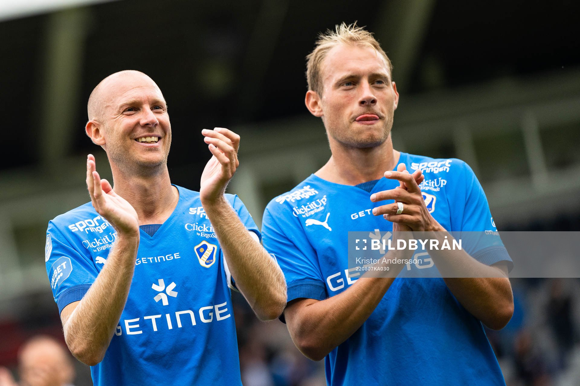 Halmstads Andreas Johansson och Villiam Dahlström jublar efter fotbollsmatchen i Superettan mellan Halmstad och Dalkurd den 7 augusti 2022 i Halmstad.