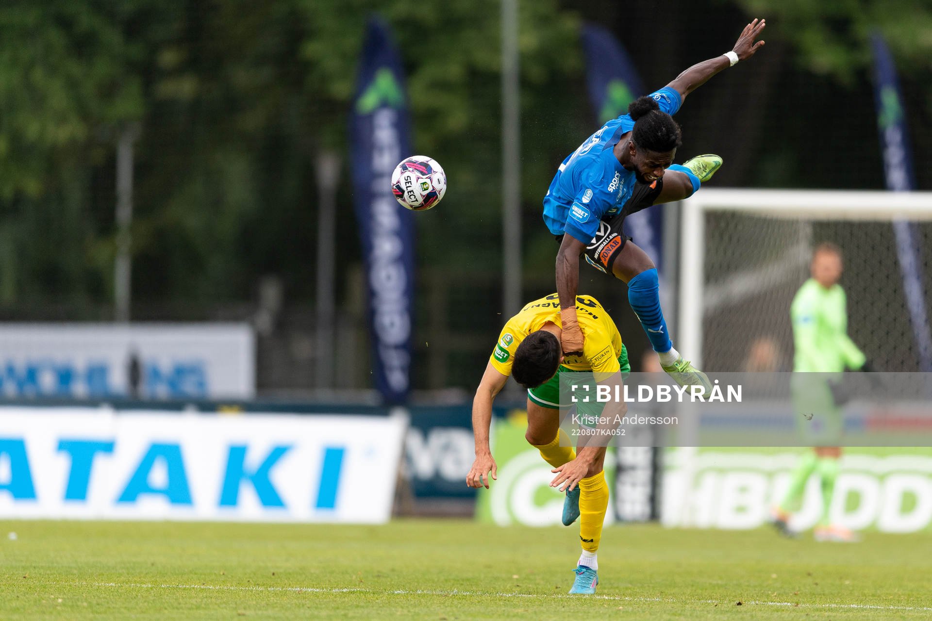 Halmstads Joseph Baffo och Dalkurds Ezequiel Montagna under fotbollsmatchen i Superettan mellan Halmstad och Dalkurd den 7 augusti 2022 i Halmstad.