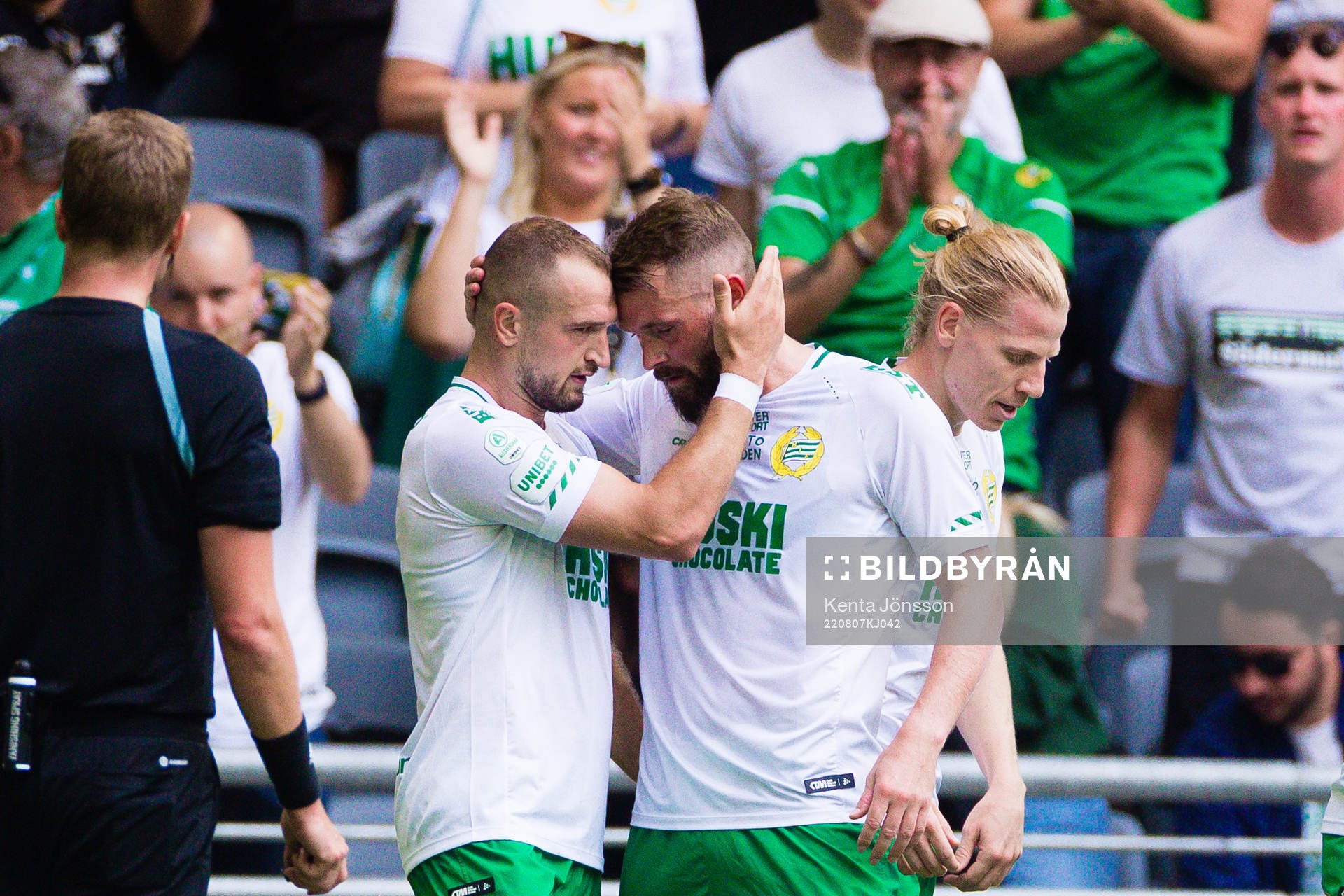Hammarbys Veton Berisha jublar med Mads Fenger