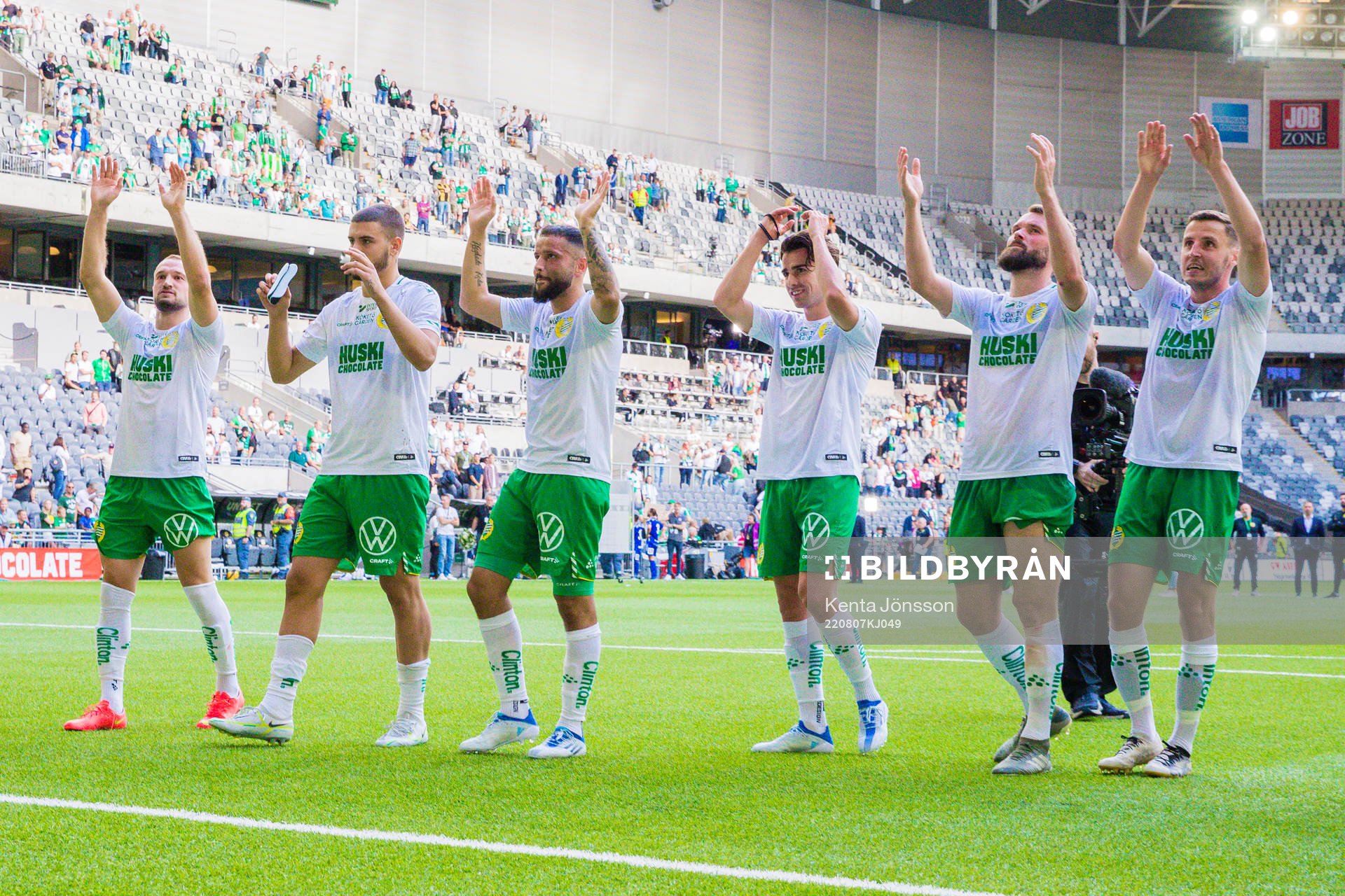 Hammarbys Hammarbys Mohanad Jeahze (m) jublar med