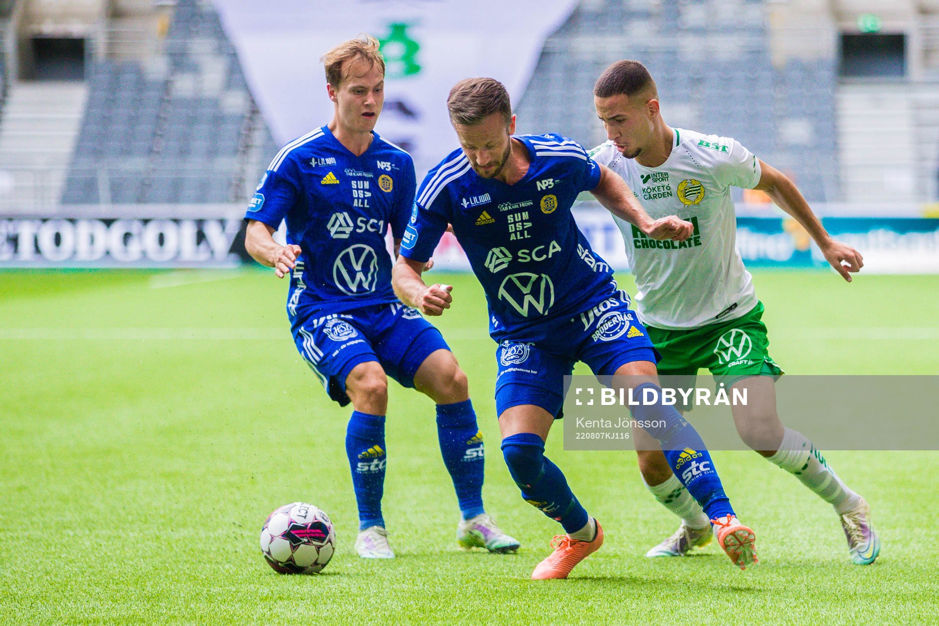 Sundsvalls Saku Ylätupa och Robert Lundström i kamp med Hammarbys Abdelrahman Saidi under fotbollsmatchen i Allsvenskan mellan Hammarby och GIF Sundsvall den 7 augusti 2022 i Stockholm.