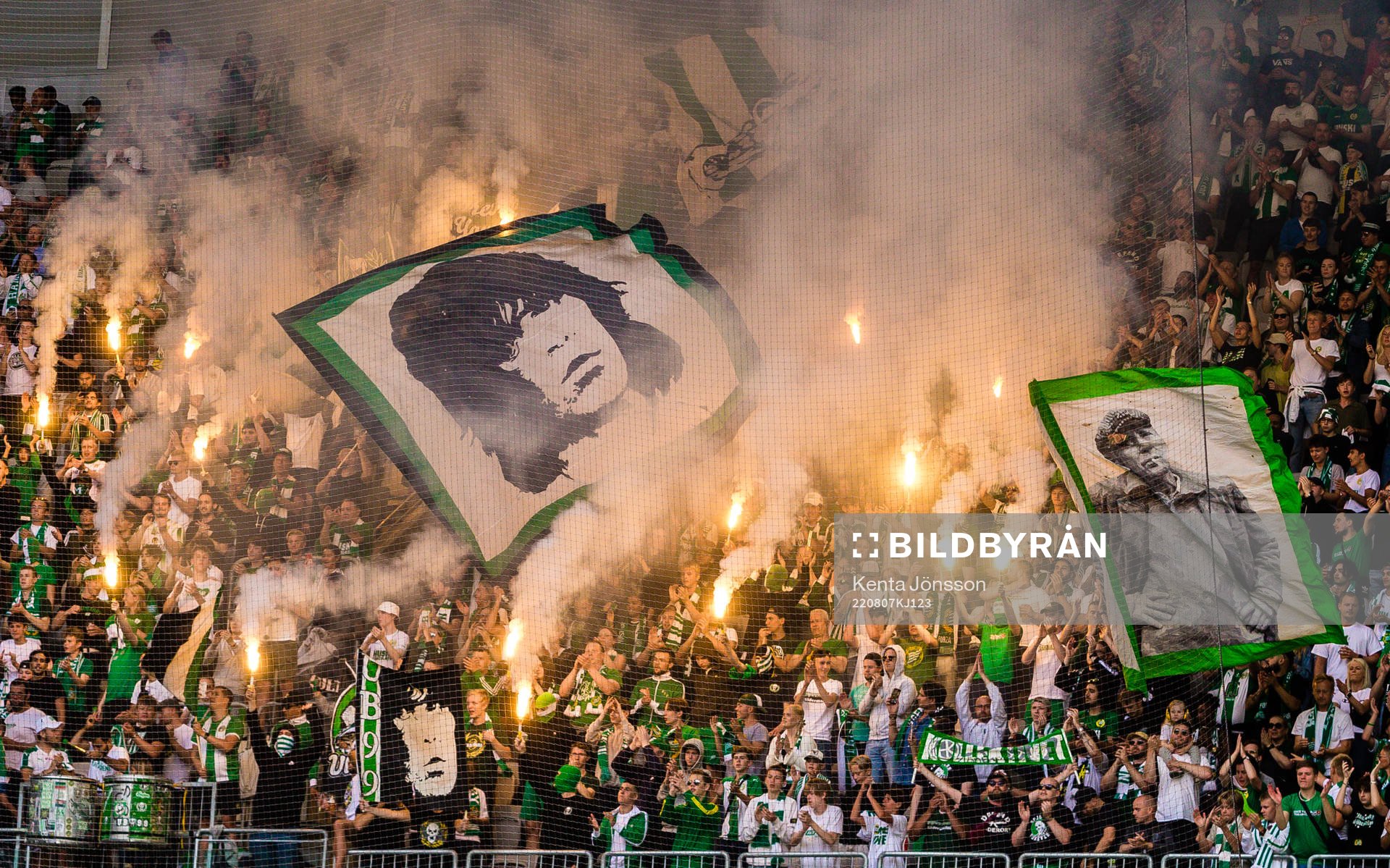Hammarbys supportrar med pyroteknik