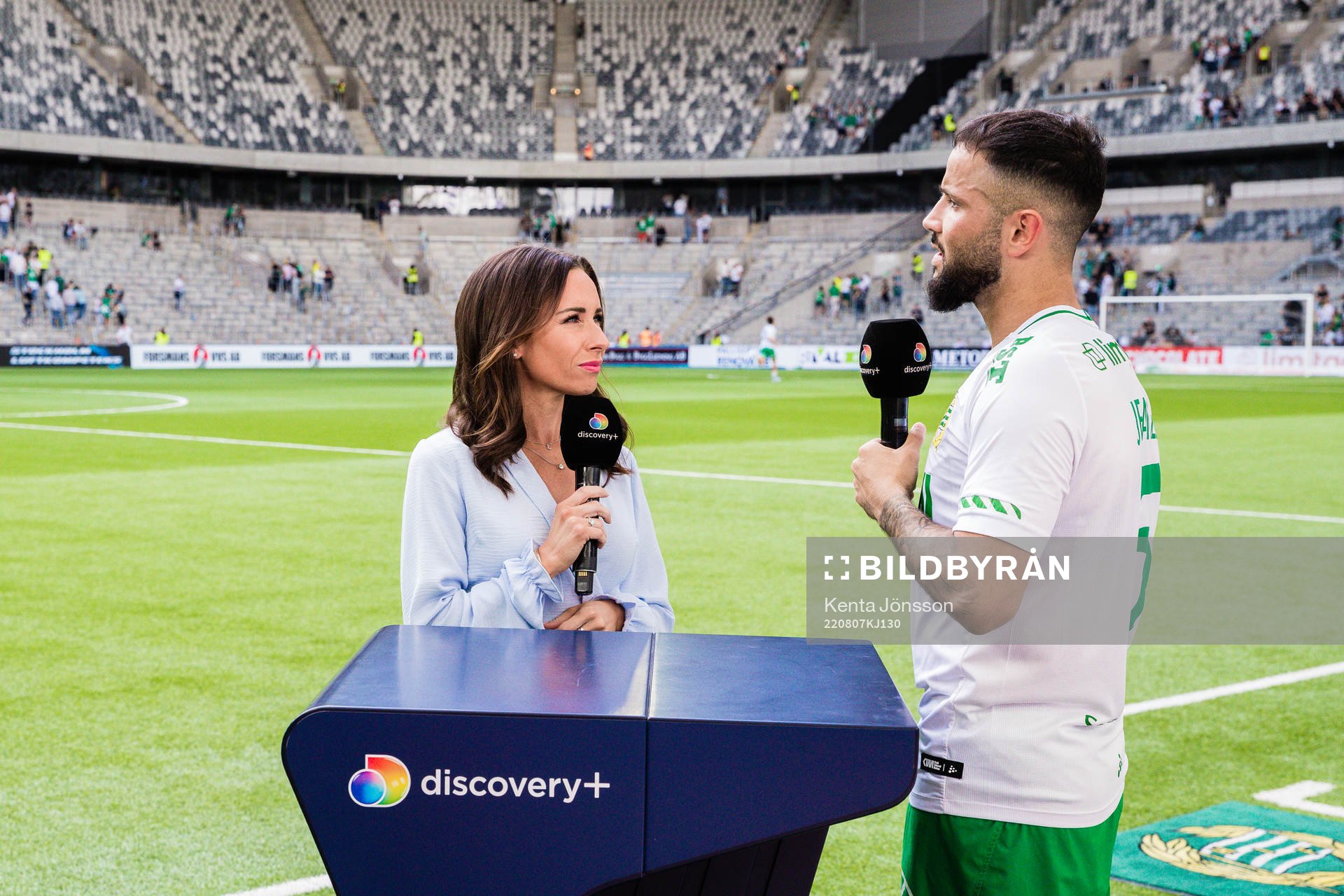 Discoverys Camilla Nordlund intervjuas Hammarbys Mohanad Jeahze efter fotbollsmatchen i Allsvenskan mellan Hammarby och GIF Sundsvall den 7 augusti 2022 i Stockholm.