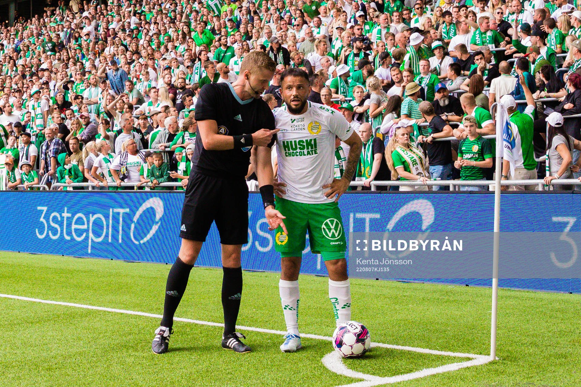 Domare Glenn Nyberg i samtal med Hammarbys Mohanad Jeahze
