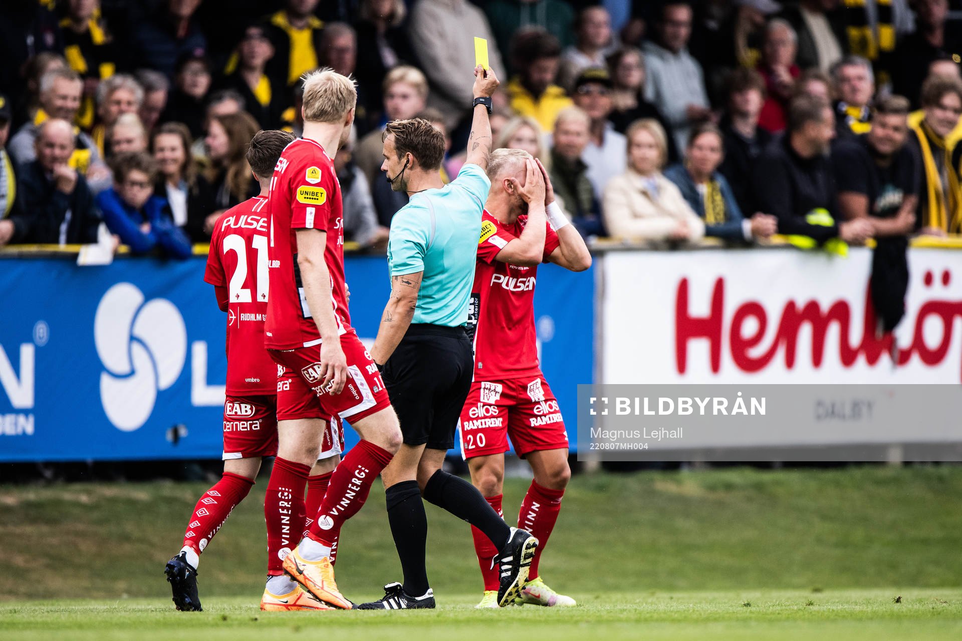 Elfsborgs Simon Strand tilldelas ett gult kort