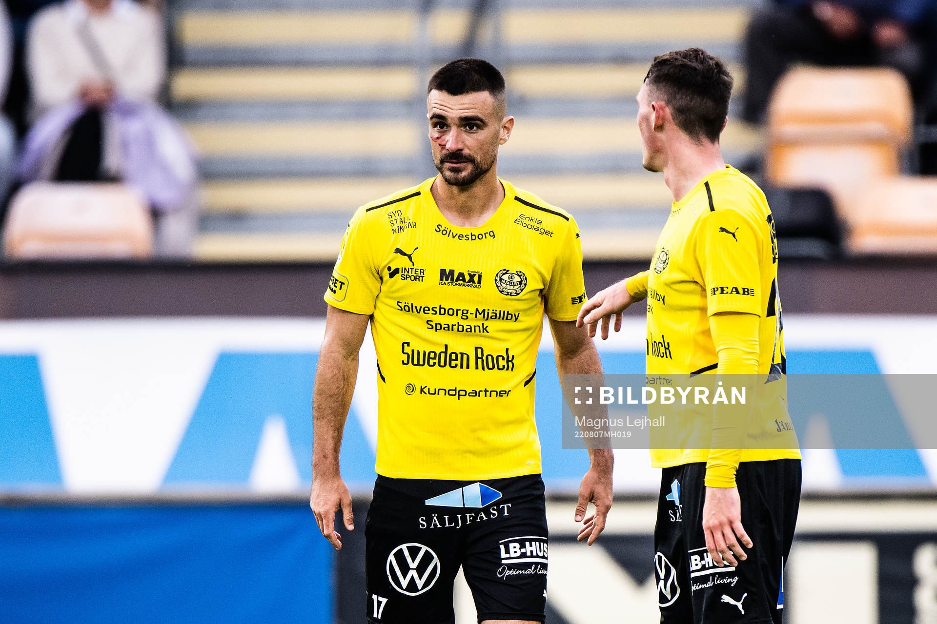 Mjällbys Viktor Gustafson med en skada