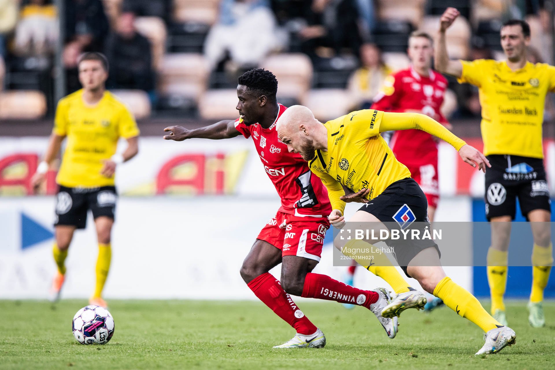 Elfsborgs Michael Baidoo och Mjällbys Adam Ståhl
