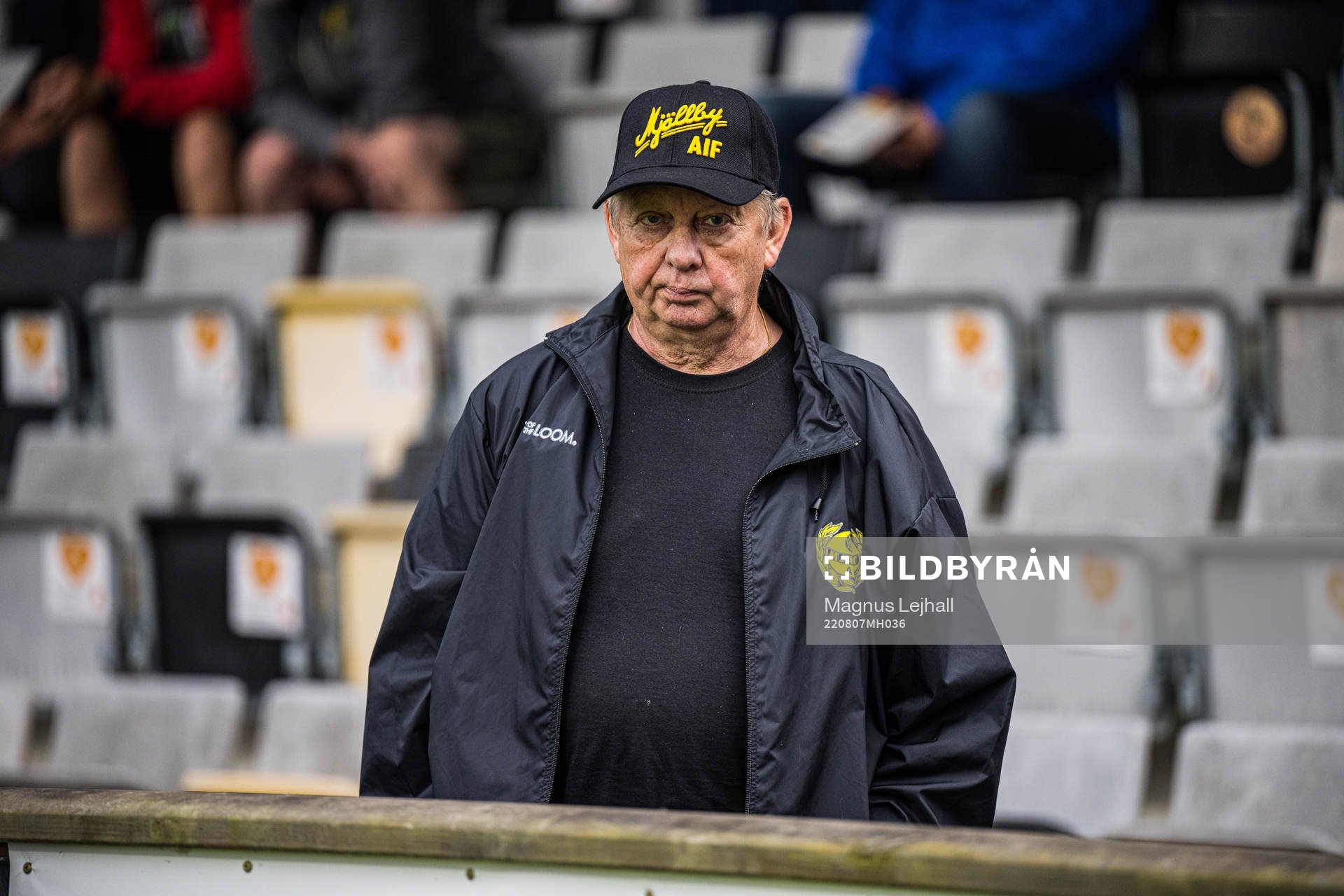 en matchvärd under fotbollsmatchen i Allsvenskan mellan Mjällby och Elfsborg den 7 augusti 2022 i Hällevik. 