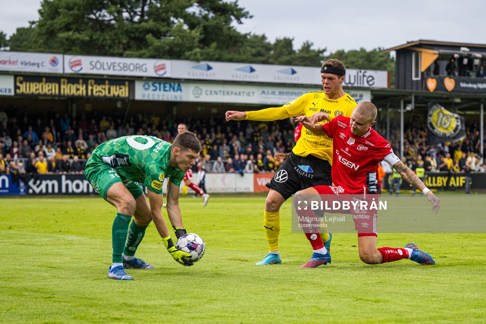Elfsborgs målvakt Hákon Valdimarsson räddar framför Mjällbys Jacob Bergström under fotbollsmatchen i Allsvenskan mellan Mjällby och Elfsborg den 7 augusti 2022 i Hällevik.