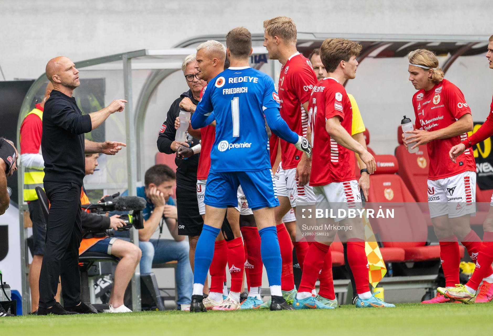 Kalmars tränare Henrik Rydström och spelare under fotbollsmatchen i Allsvenskan mellan Kalmar och AIK den 7 augusti 2022 i Kalmar. 