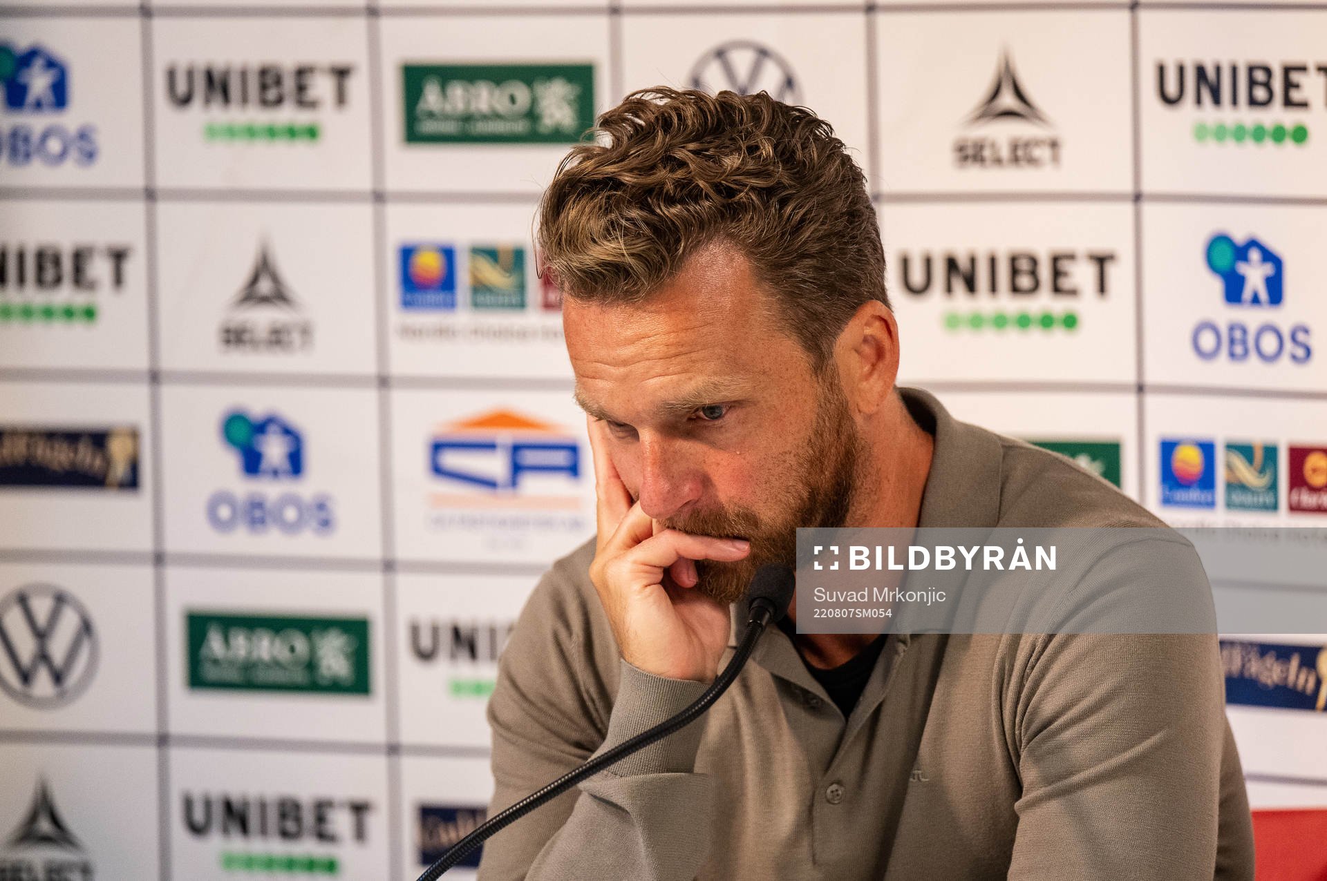 s tränare Bartosz Grzelak deppar