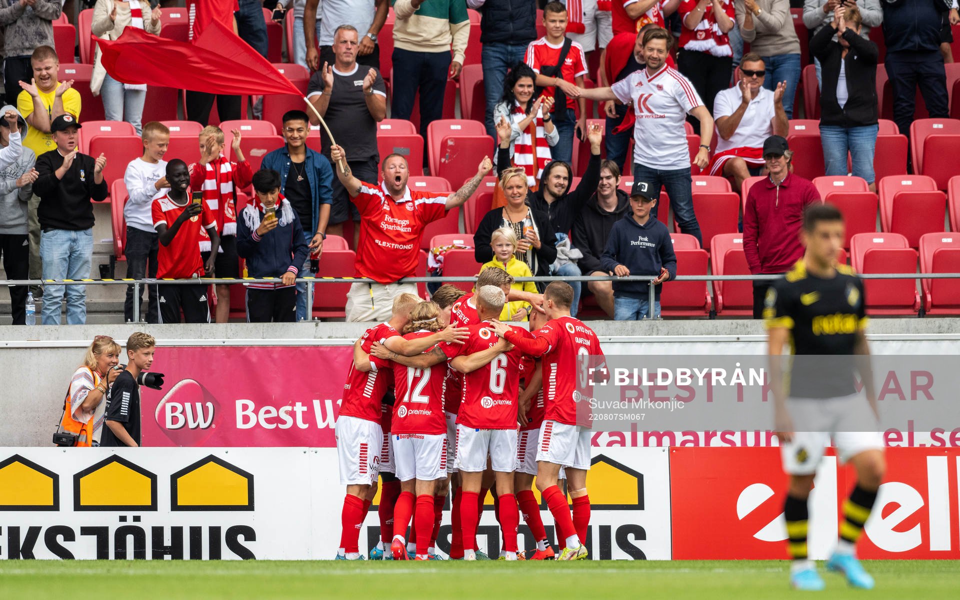 Kalmars Oliver Berg jublar med lagkamrater