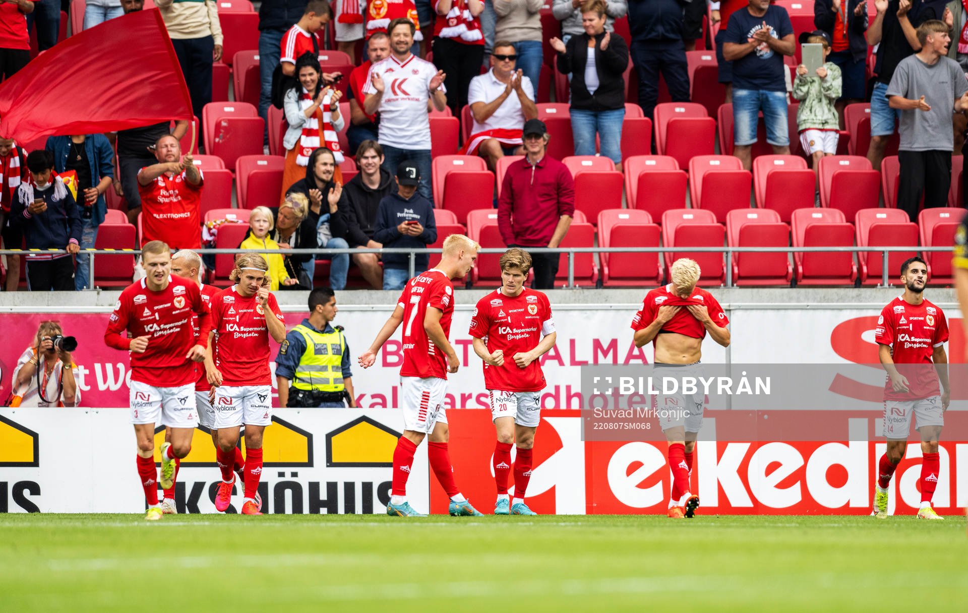 Kalmars Oliver Berg jublar med lagkamrater