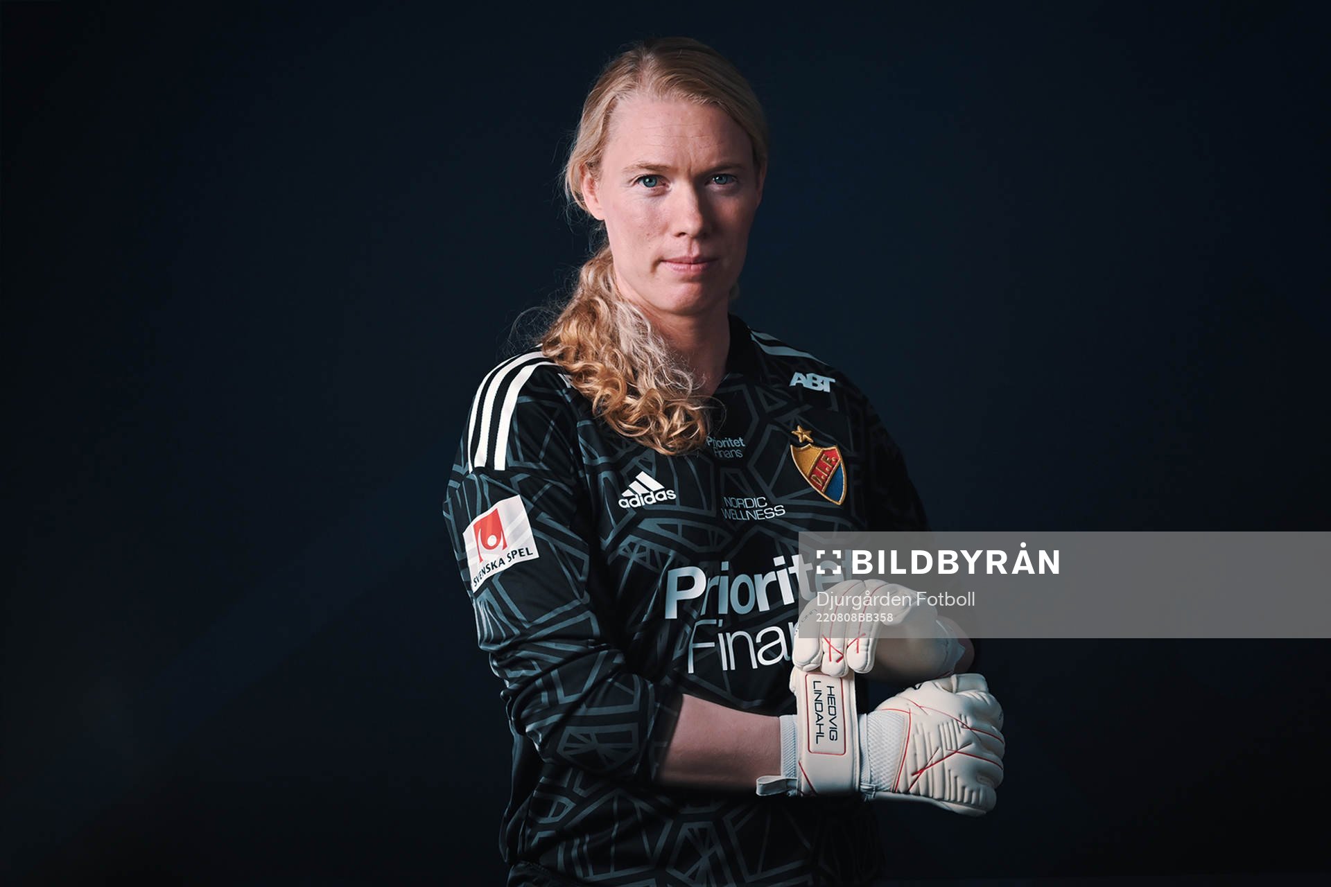 I denna handoubild poserar Hedvig Lindahl för ett
