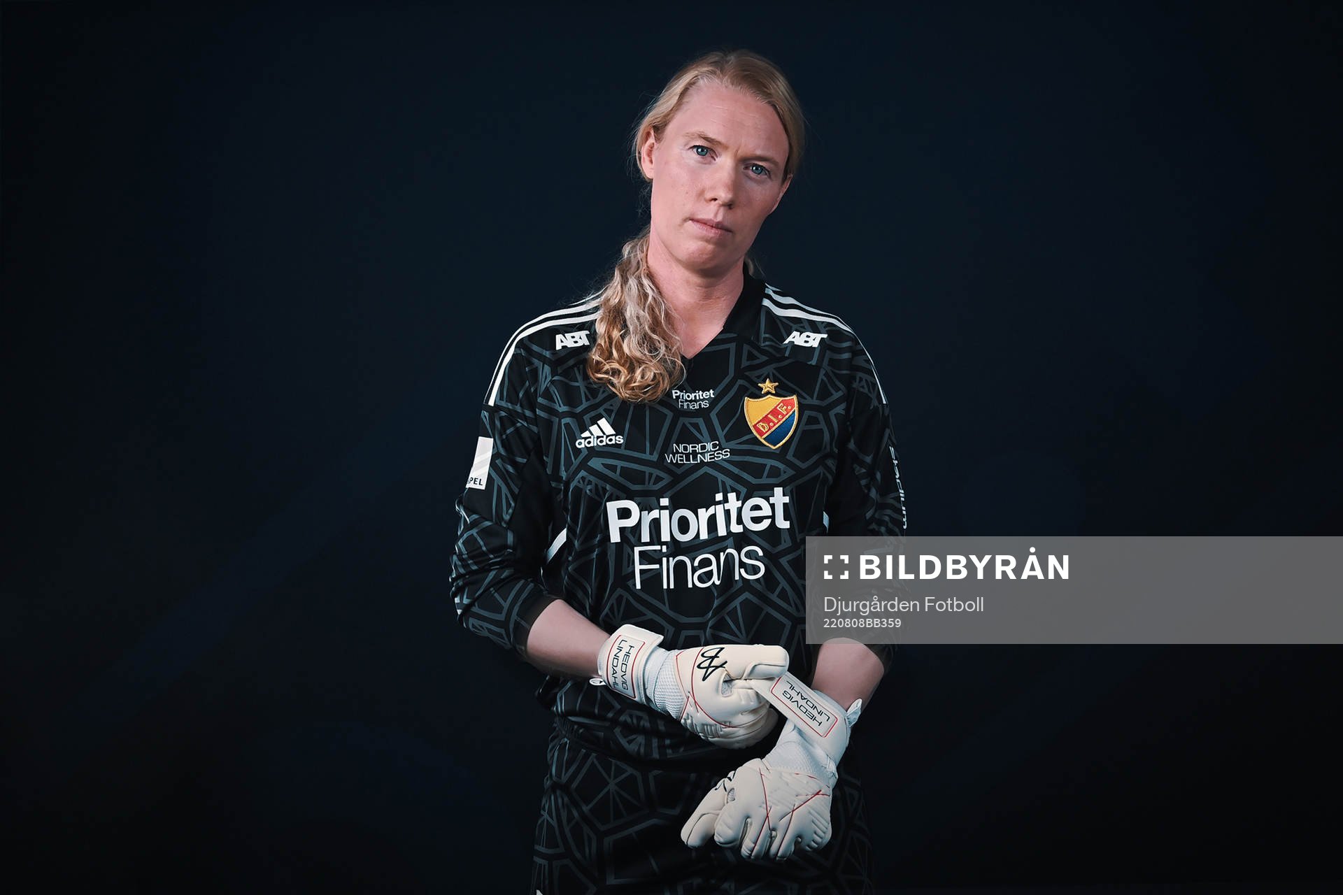I denna handoubild poserar Hedvig Lindahl för ett